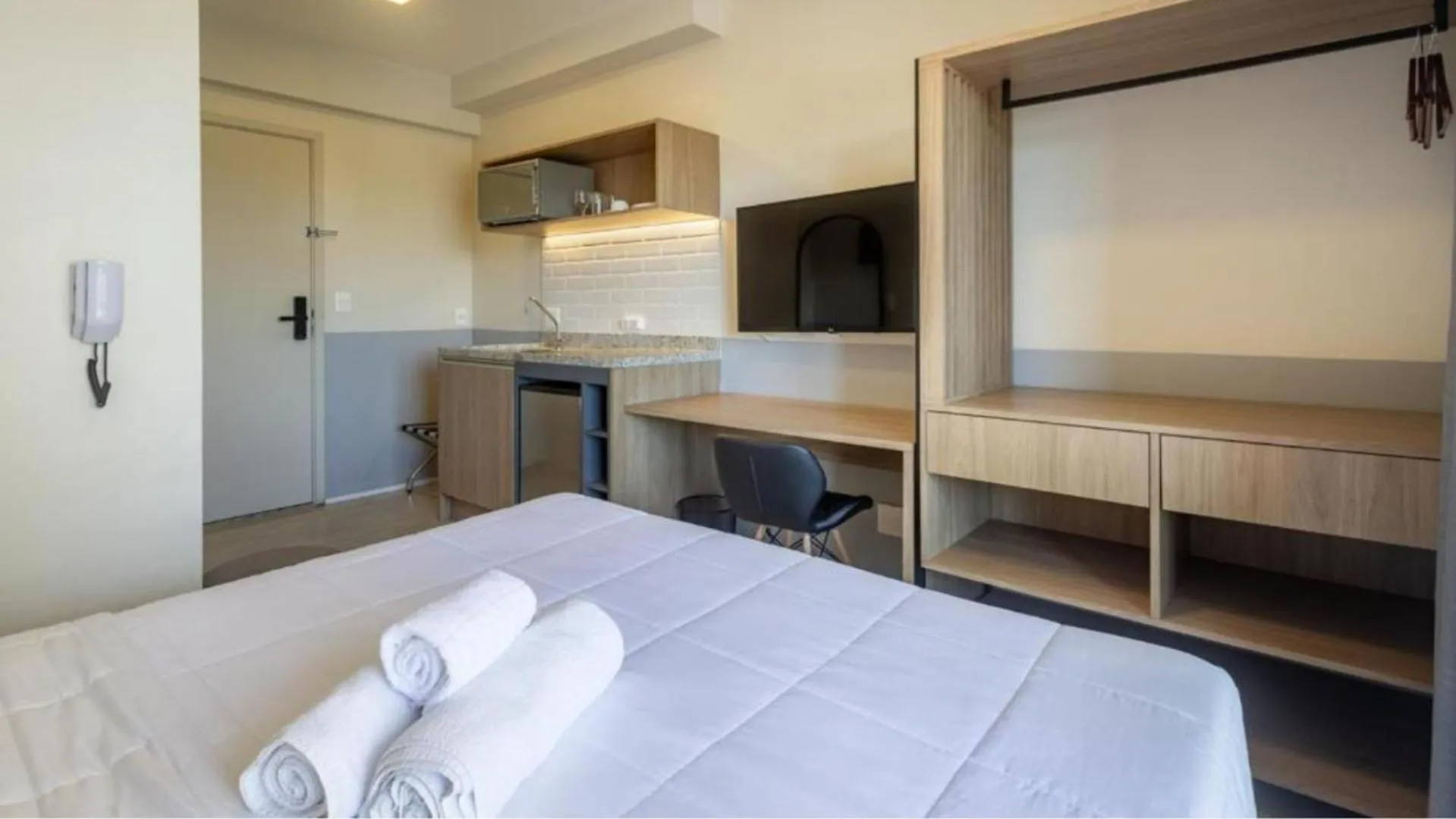 Photo of the whole room, Bed in 360 Brooklin