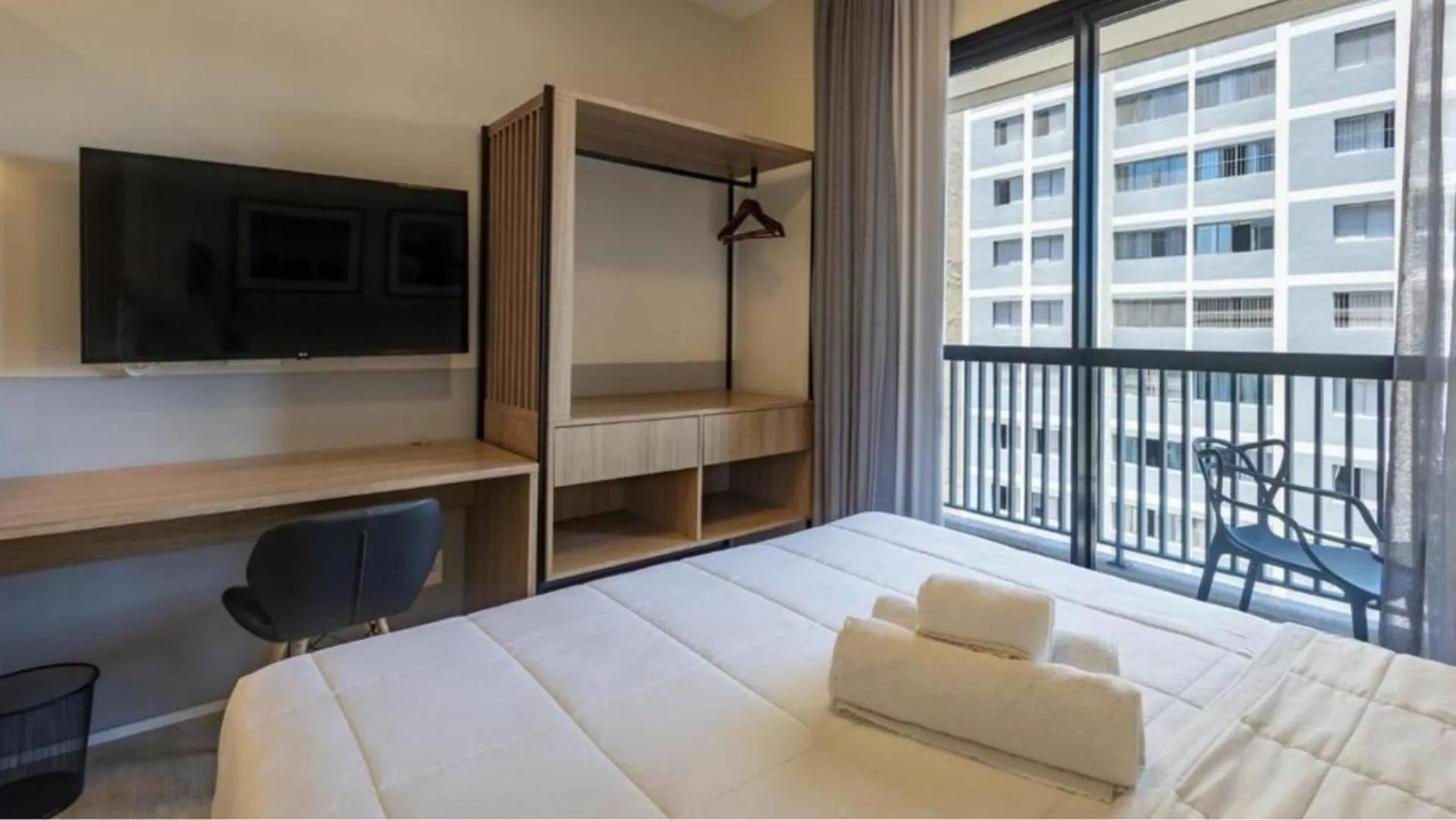 Bed in 360 Brooklin