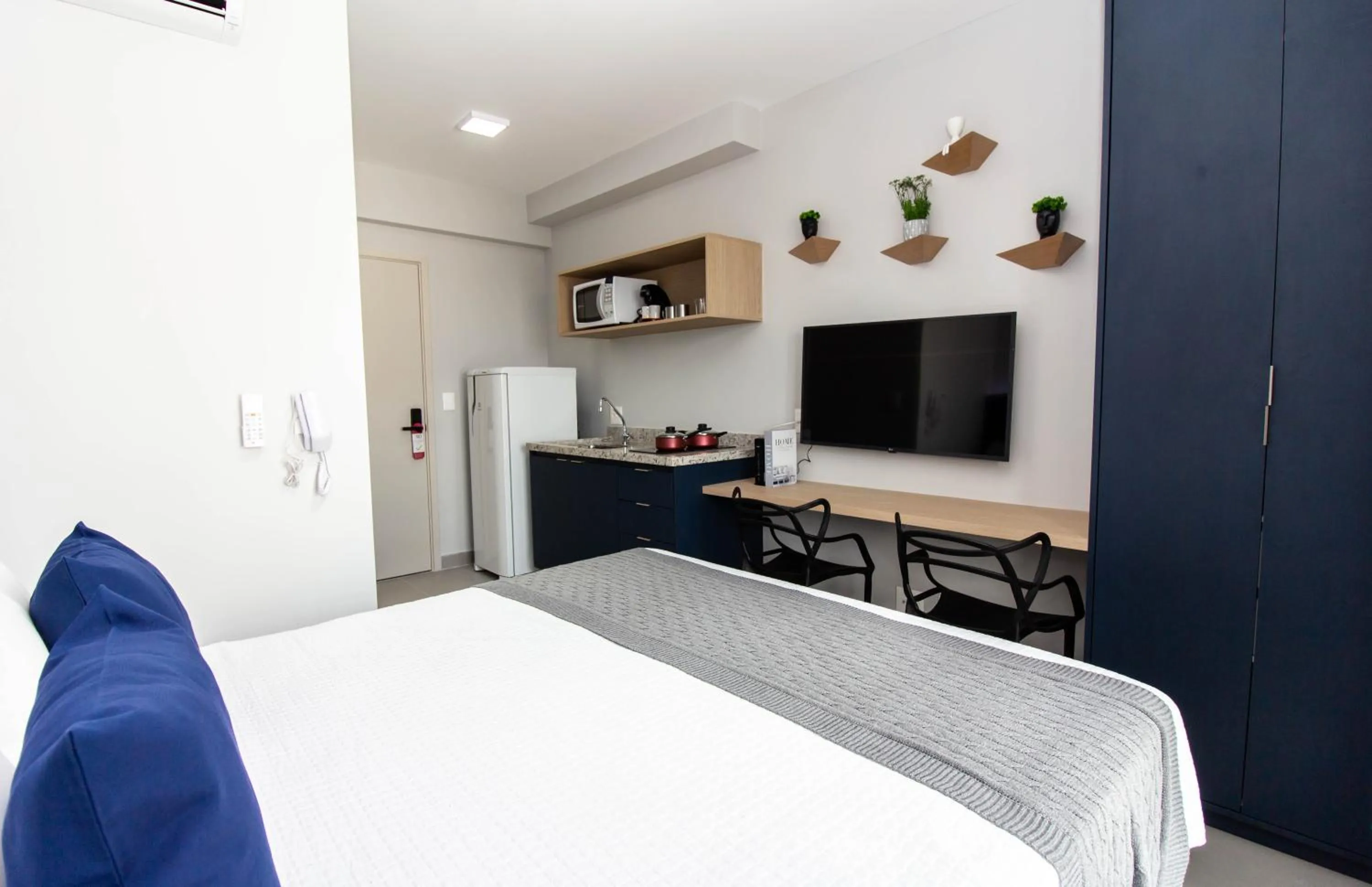 Bedroom, Bed in 360 Brooklin