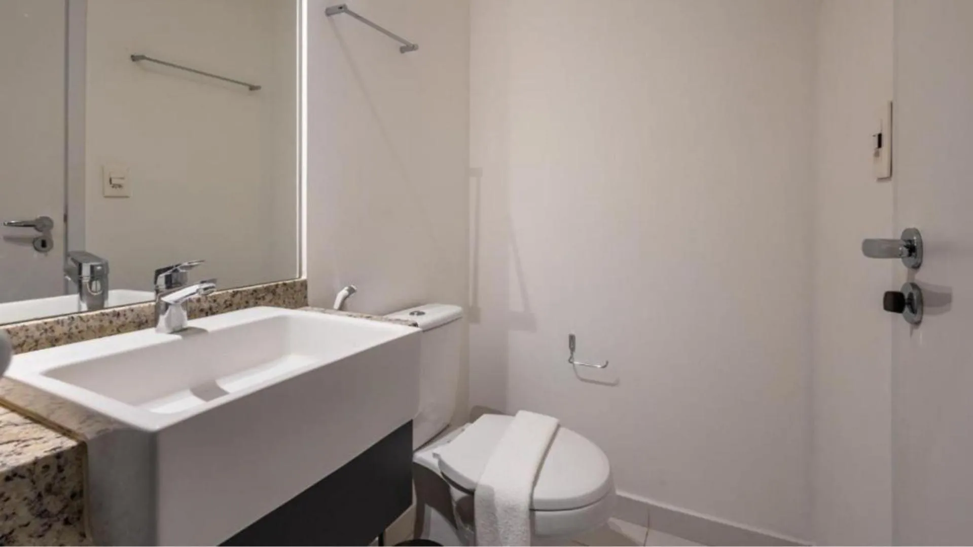 Toilet in 360 Brooklin