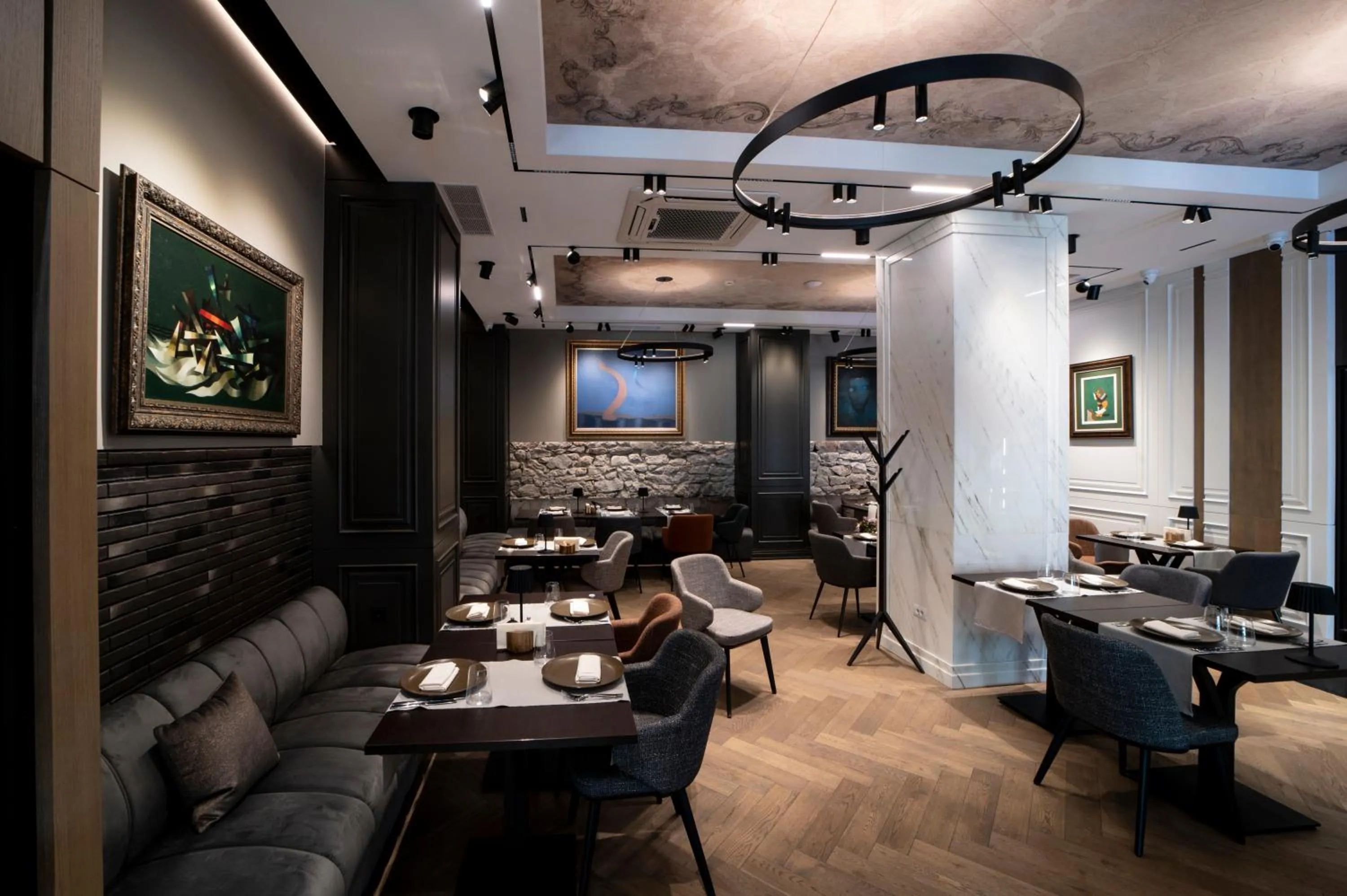 Restaurant/places to eat in VIZUALIZA Residence Hotel