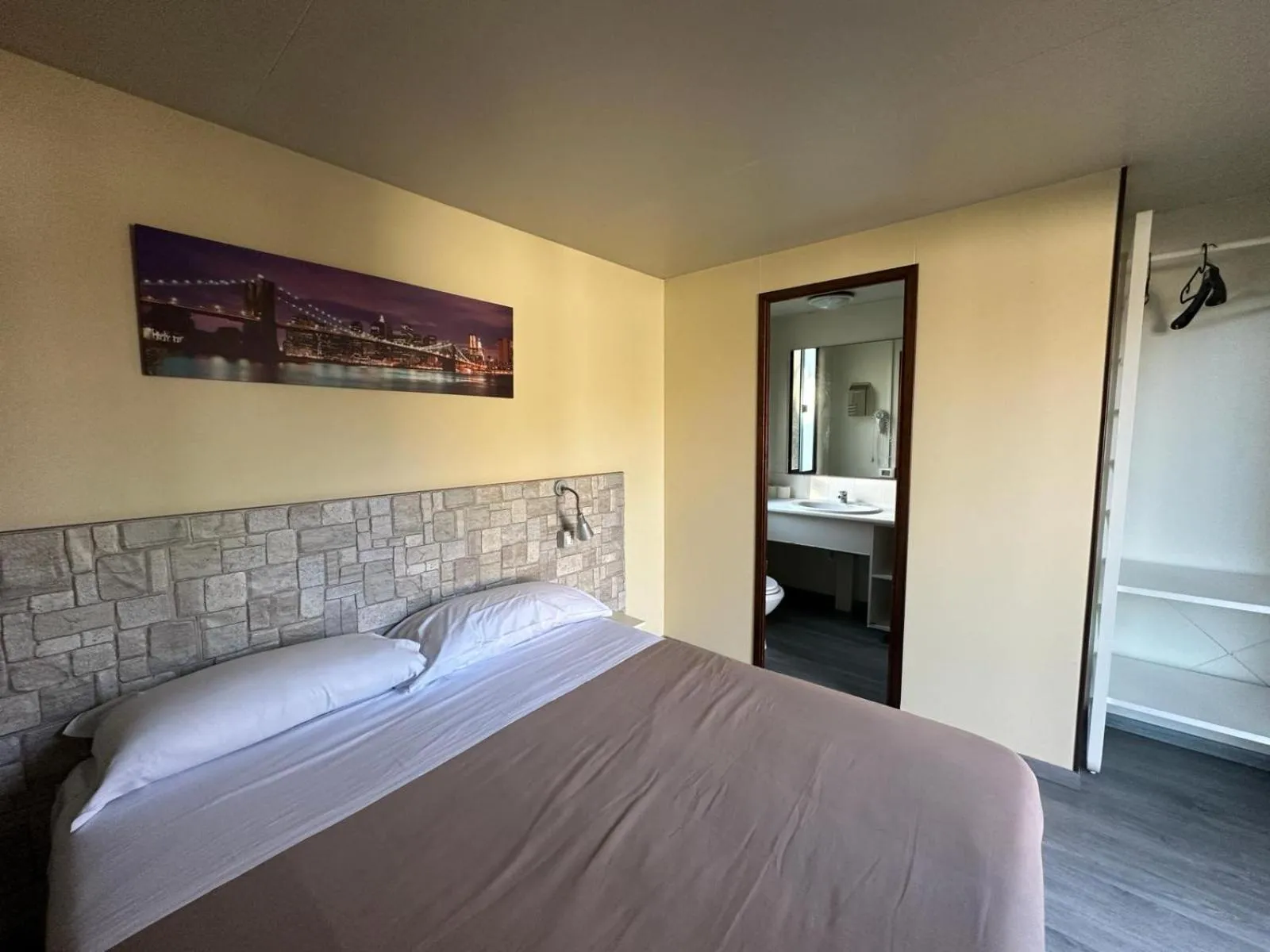 Photo of the whole room, Bed in Happy Village & Camping