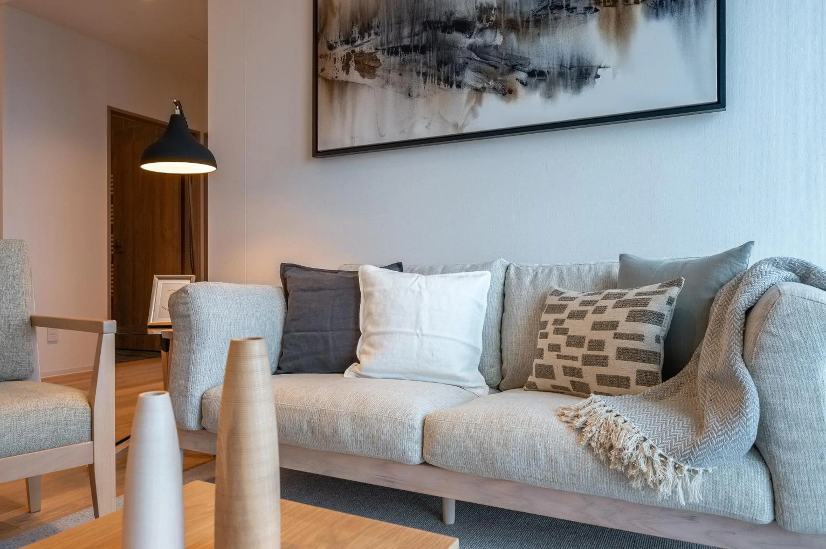 Living room in Kaku Place by H2 Life