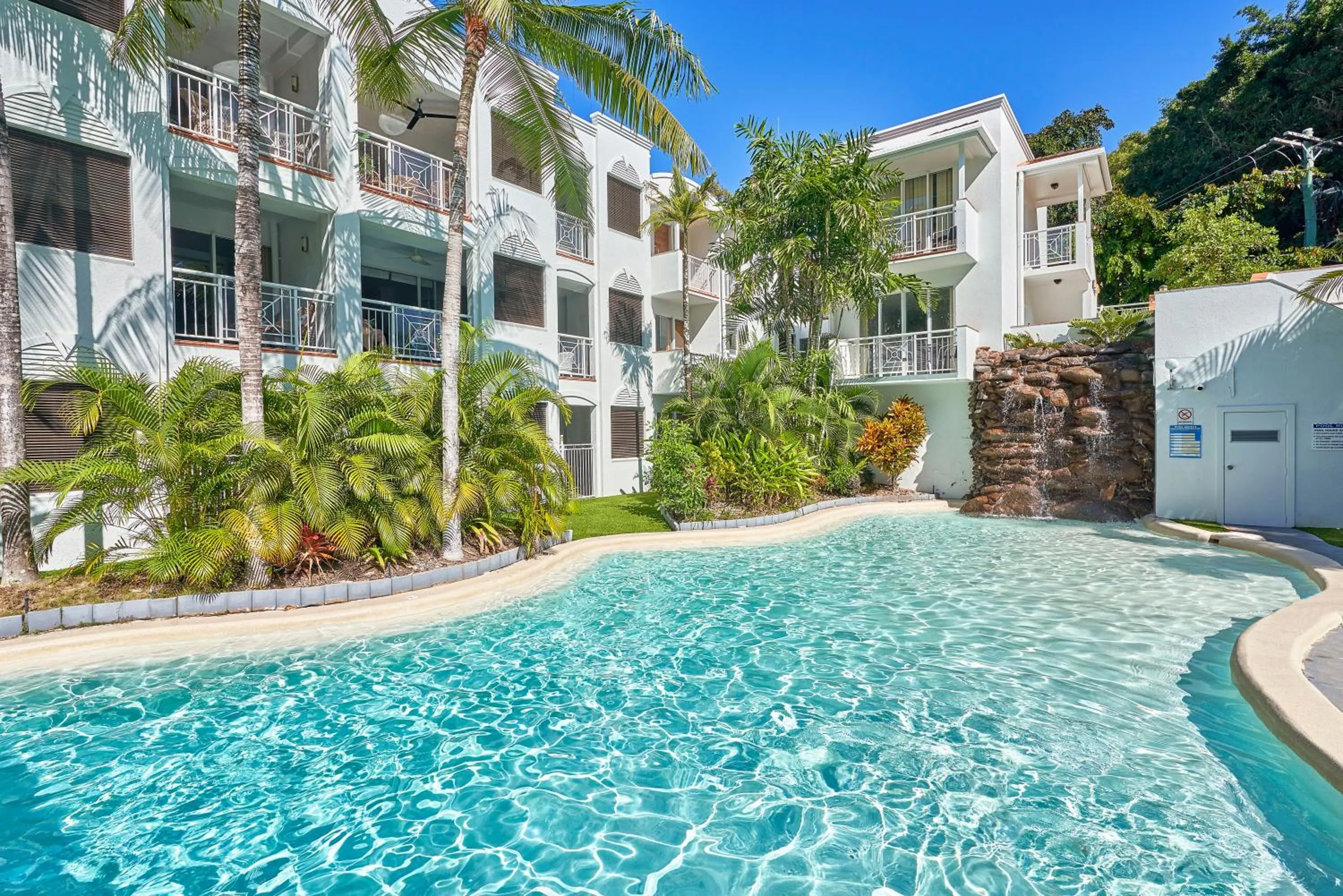 Swimming pool in Alassio Beachfront Apartments Palm Cove