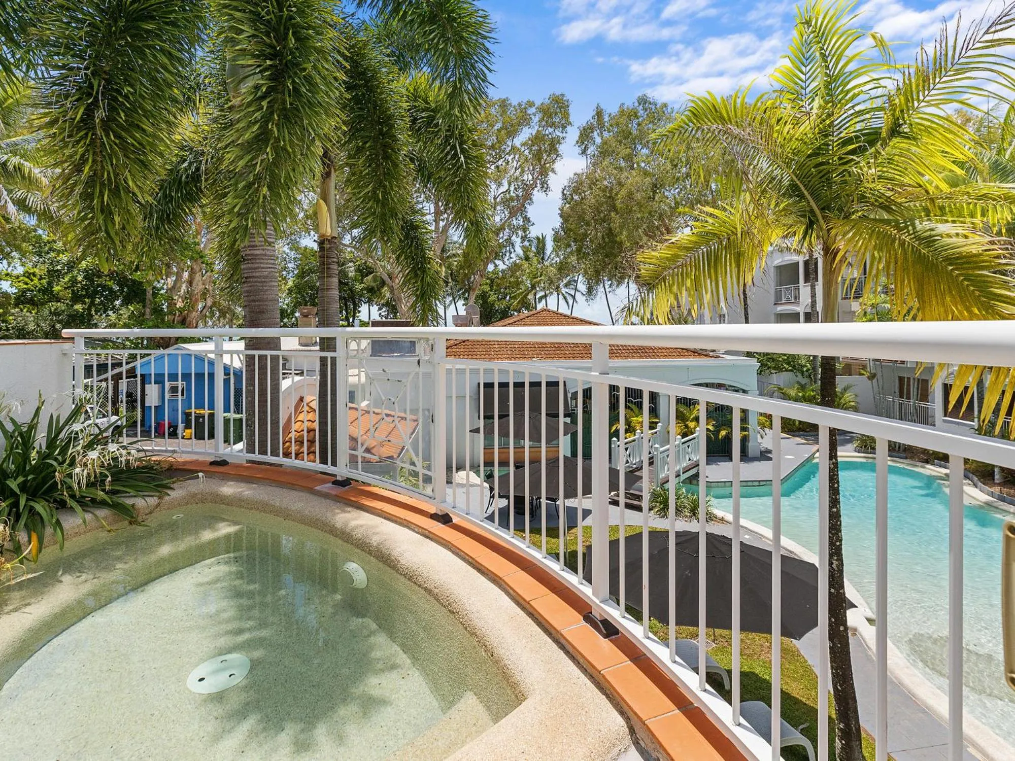 Hot Tub in Alassio Beachfront Apartments Palm Cove