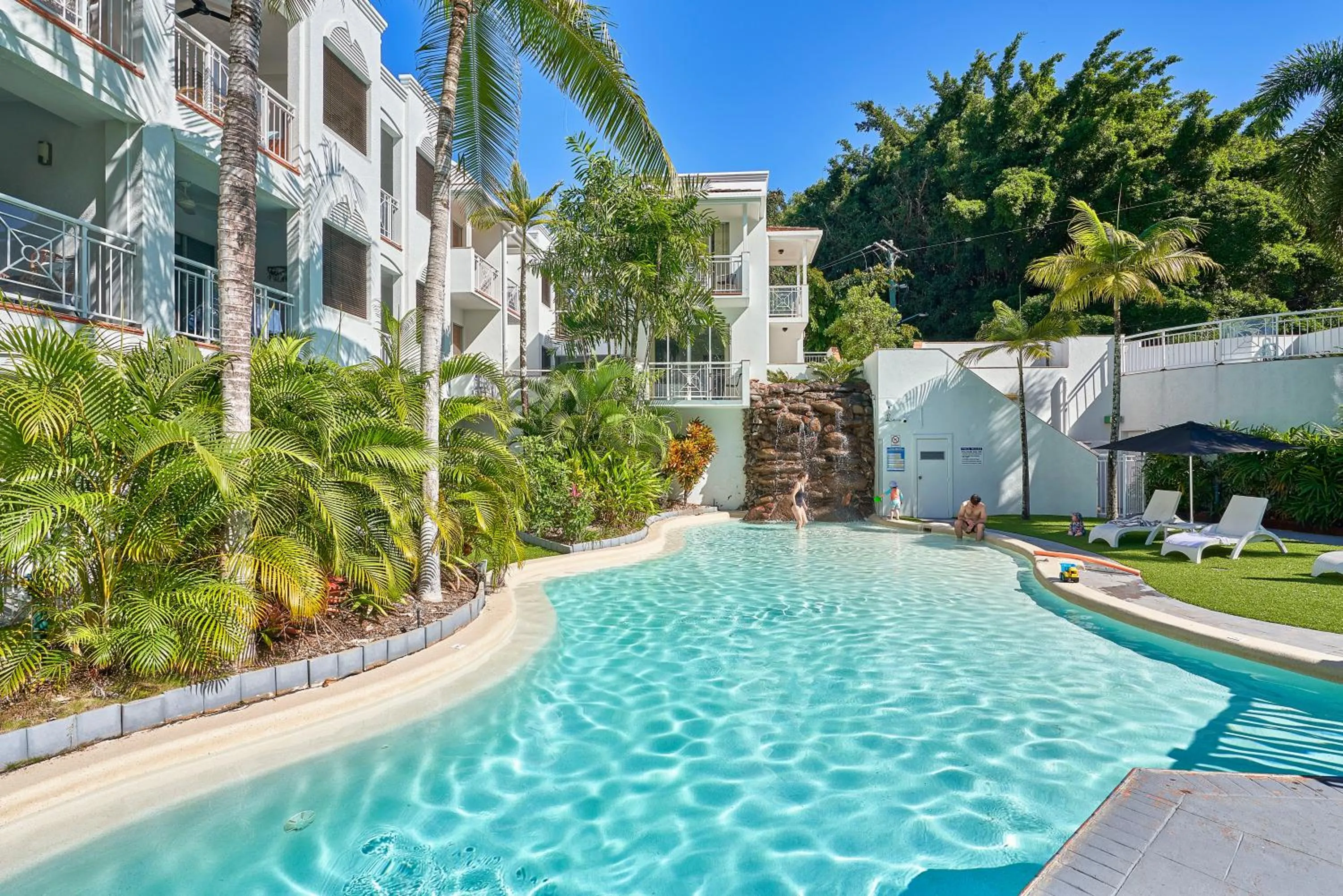 Swimming pool in Alassio Beachfront Apartments Palm Cove
