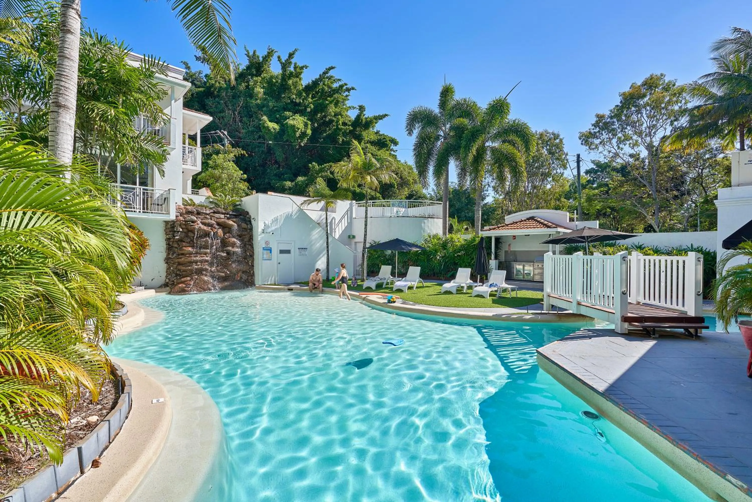 Swimming pool in Alassio Beachfront Apartments Palm Cove