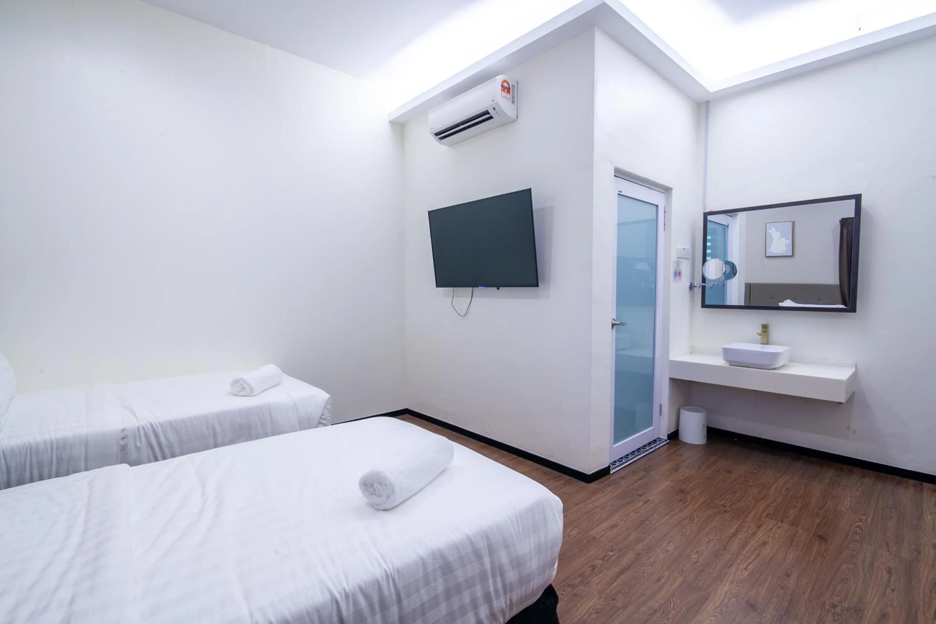 Photo of the whole room, Bed in King's Lane Ipoh