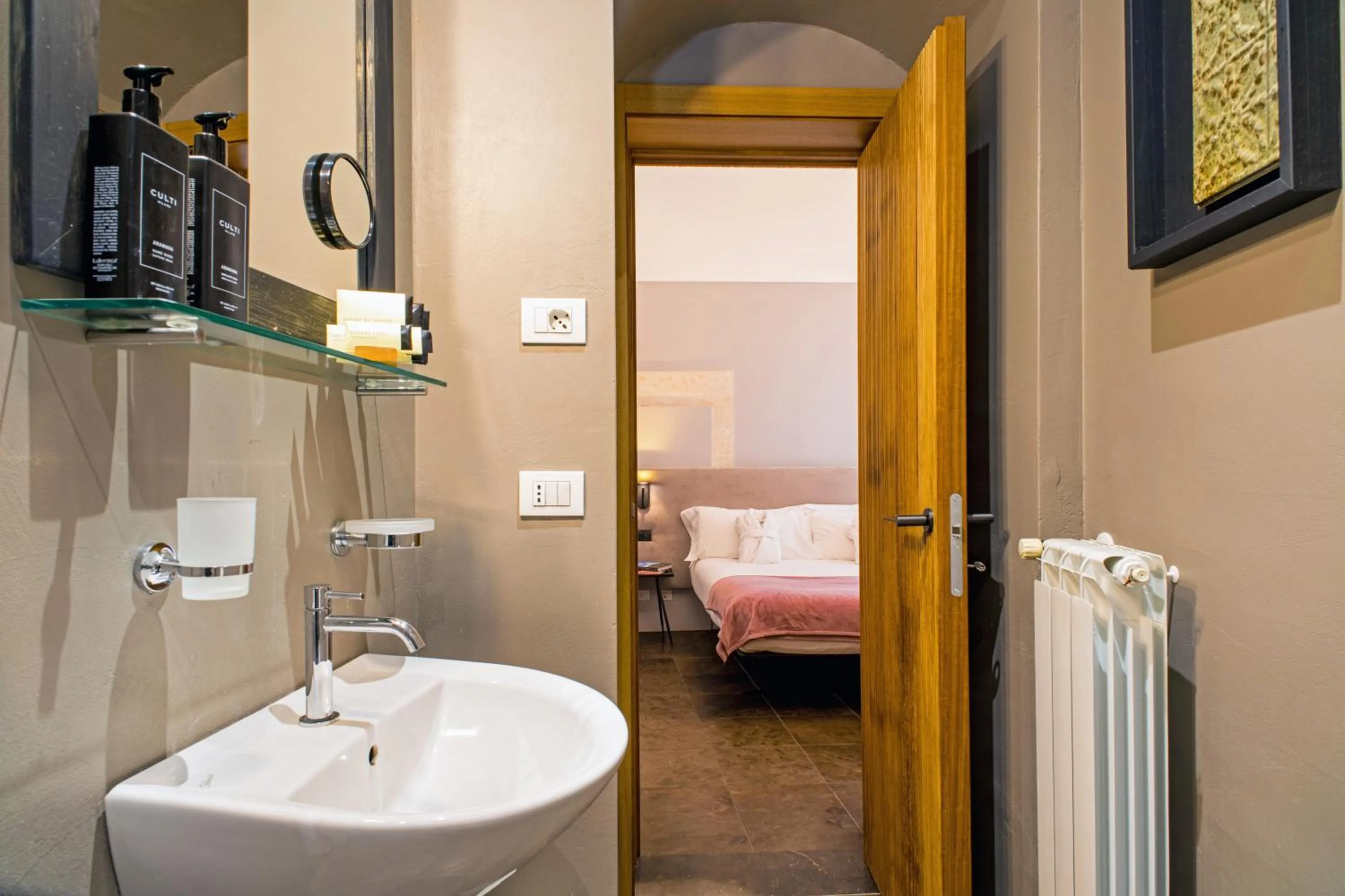 Bathroom, Bed in Locanda Don Serafino Historical Boutique Hotel
