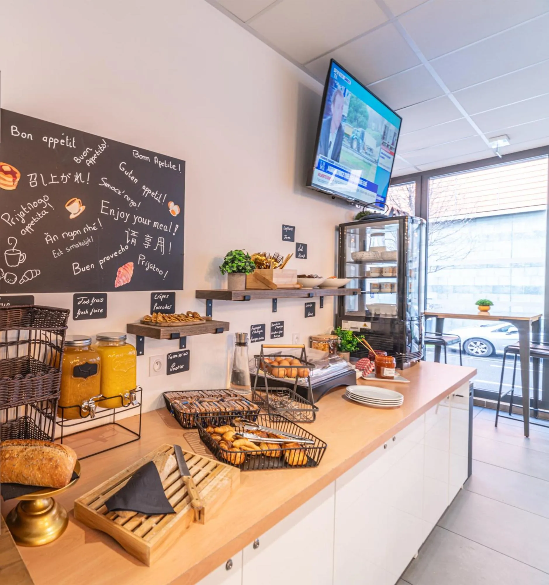 TV and multimedia in Break & Home Clermont-Ferrand - Les Carmes Dechaux Appart'Hôtel