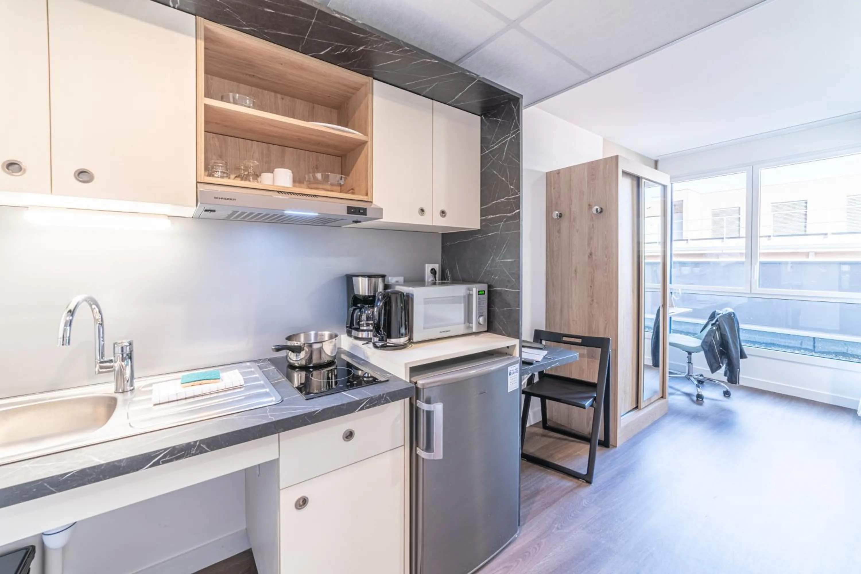 Kitchen or kitchenette in Break & Home Clermont-Ferrand - Les Carmes Dechaux Appart'Hôtel