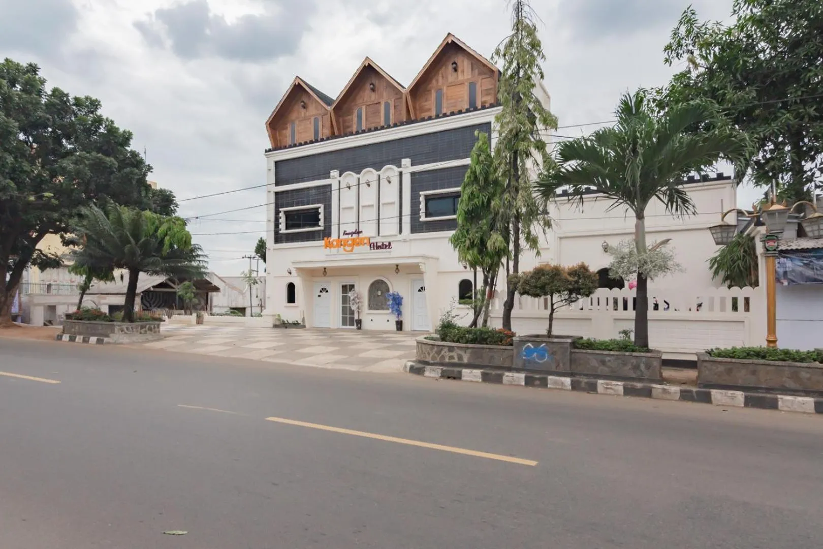Property building in Urbanview Hotel Kangen Bungalow Purwakarta by RedDoorz