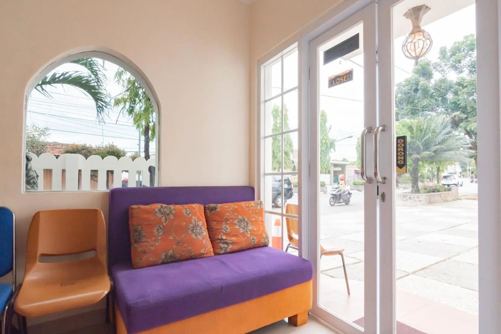 Seating area in Urbanview Hotel Kangen Bungalow Purwakarta by RedDoorz