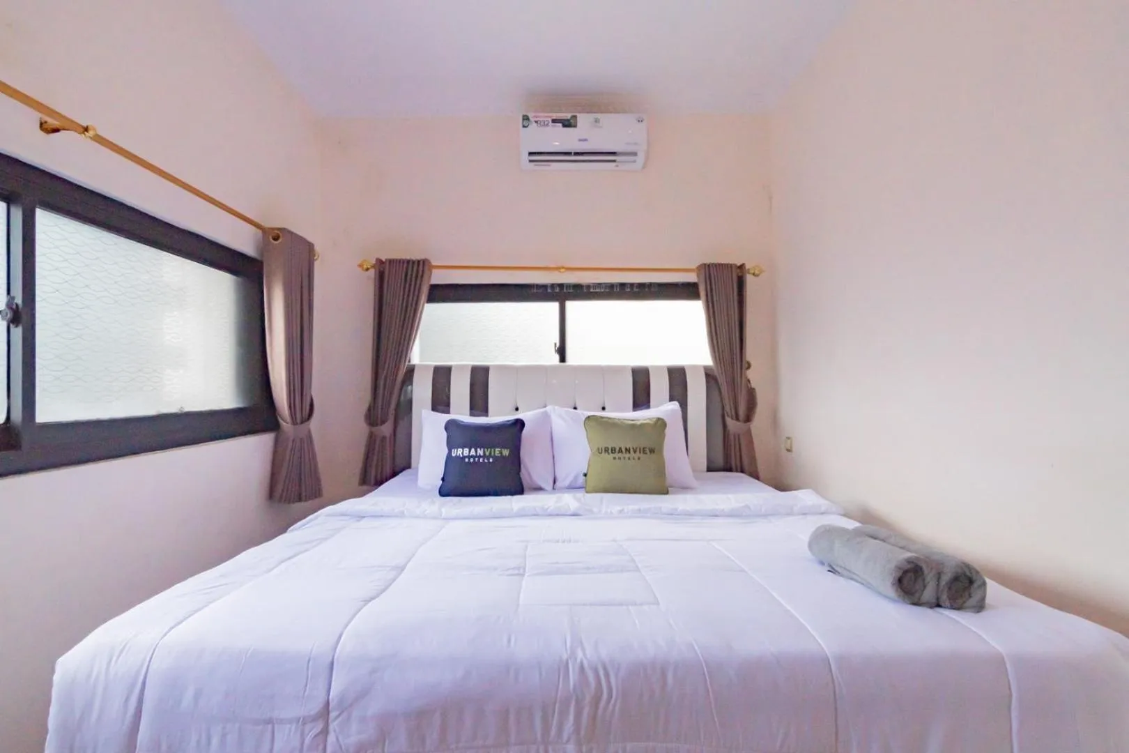 Bedroom, Bed in Urbanview Hotel Kangen Bungalow Purwakarta by RedDoorz