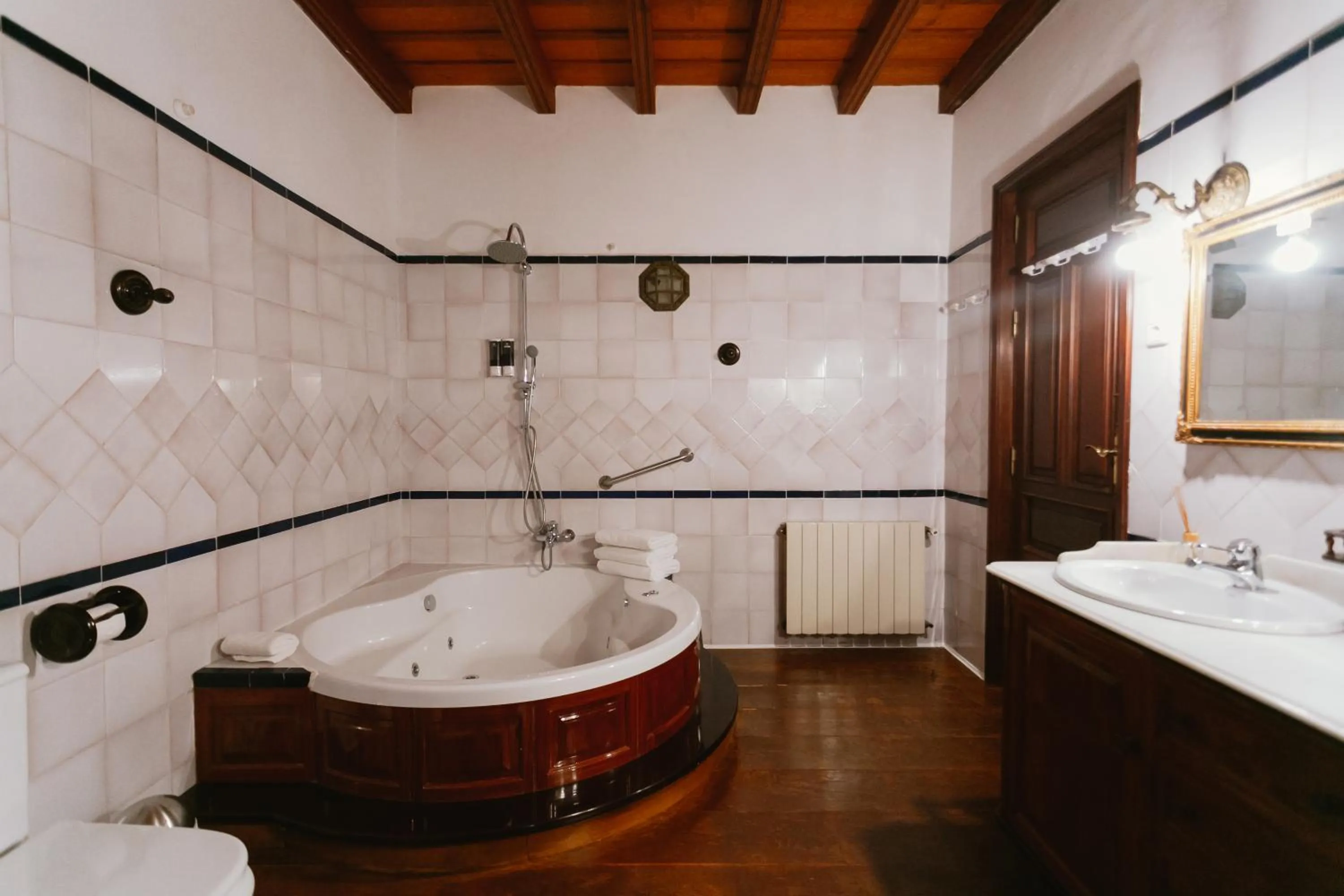 Shower in One&lux Casa Maravillas Rooms