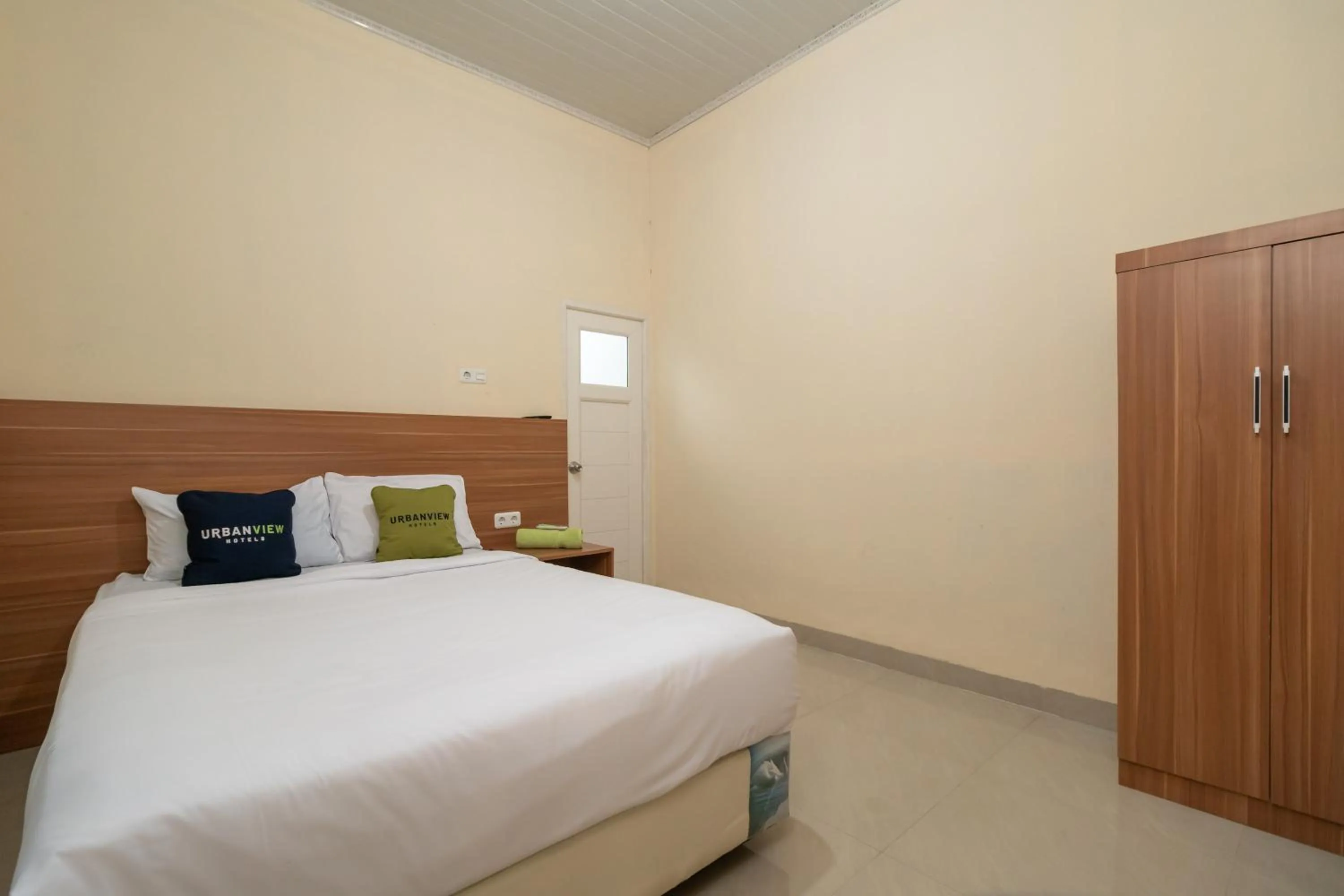 Bedroom, Bed in Urbanview Hotel Salsabilah Palembang by RedDoorz
