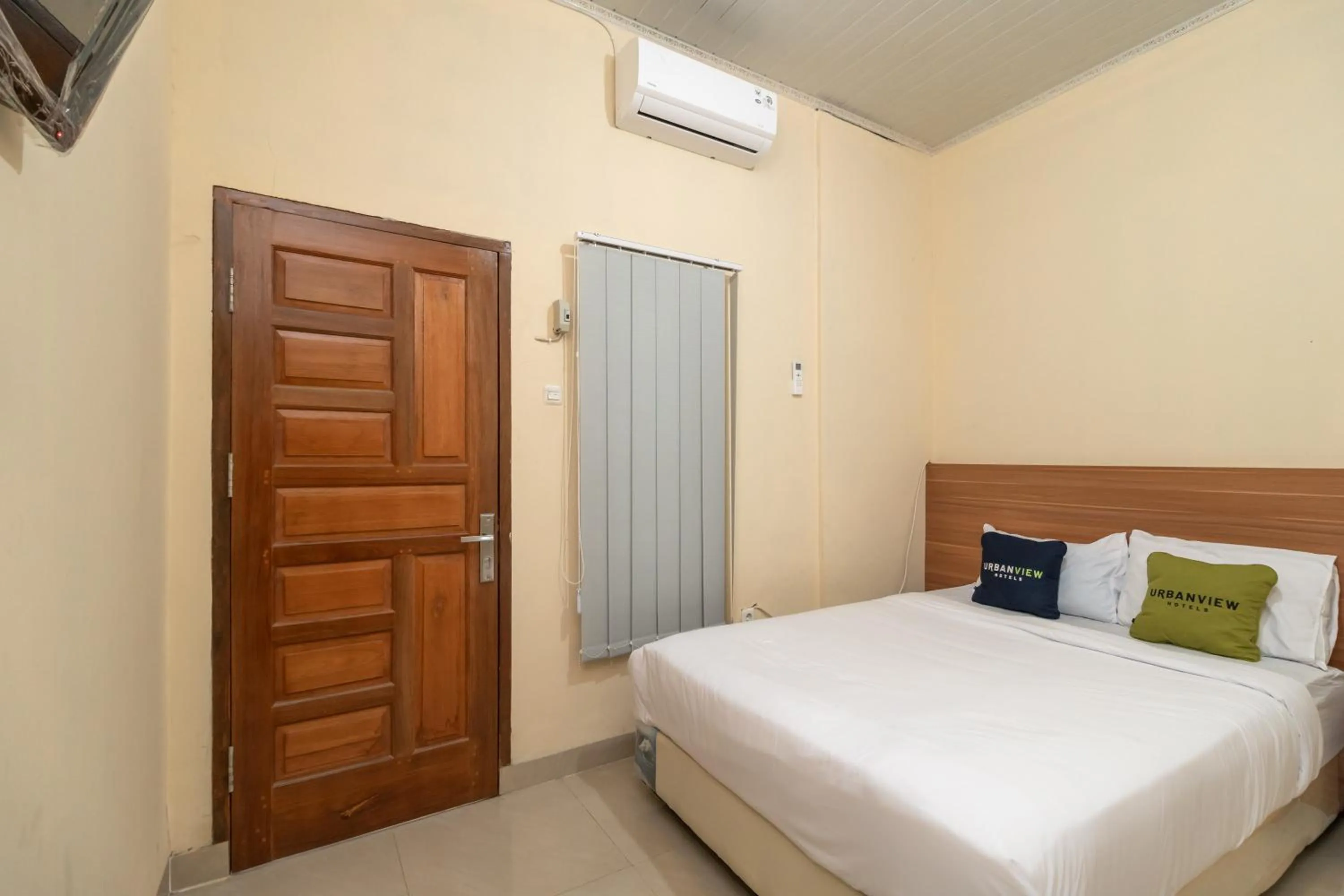 Bedroom, Bed in Urbanview Hotel Salsabilah Palembang by RedDoorz
