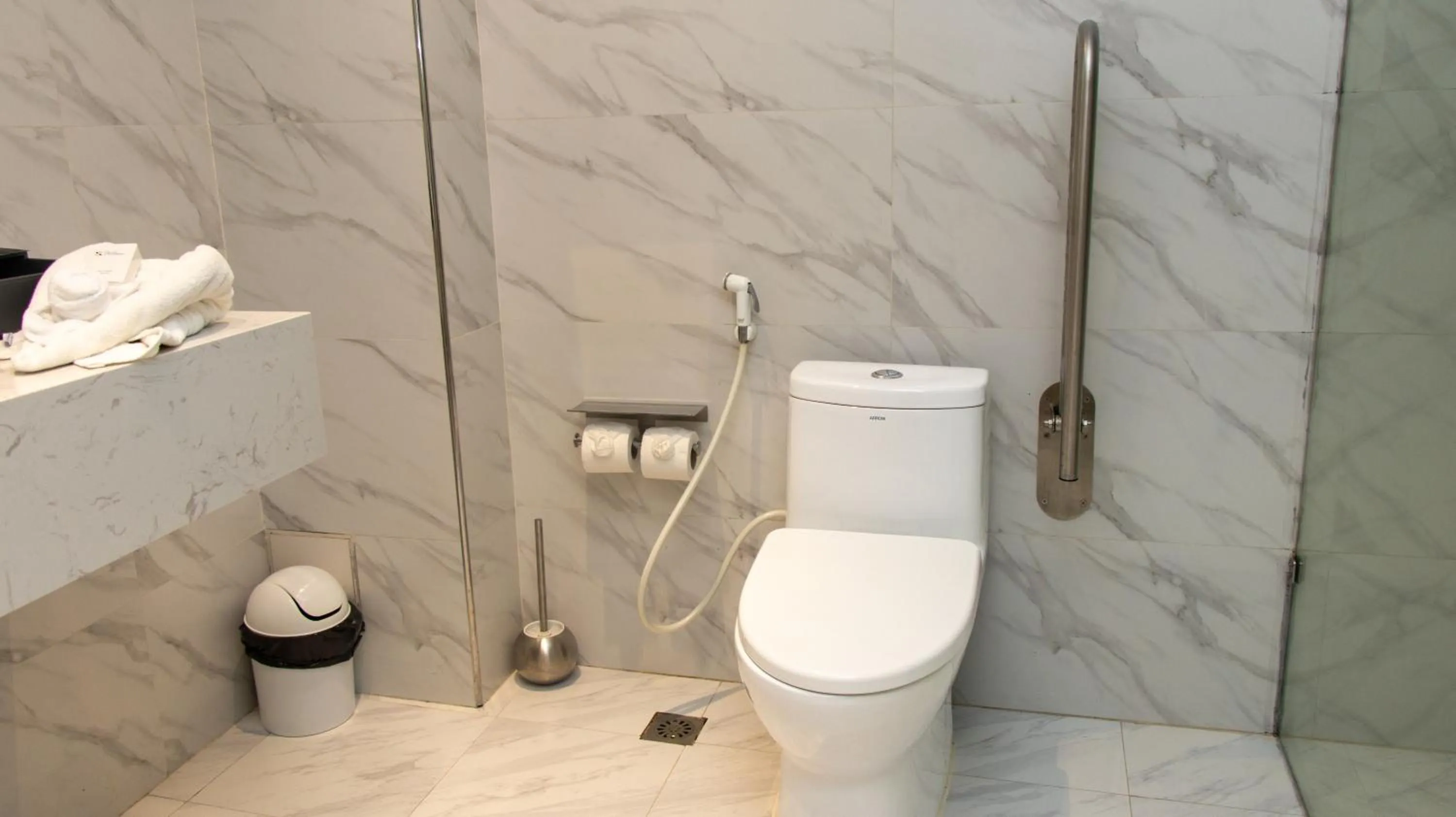 Toilet in AXIL HÔTEL