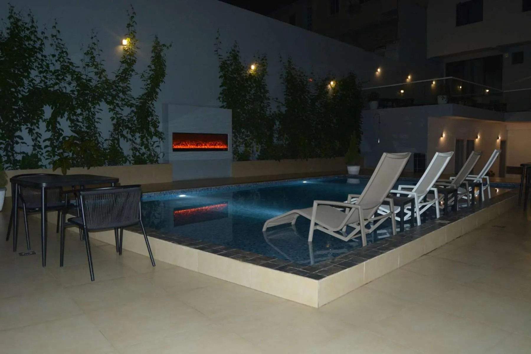 Swimming pool in AXIL HÔTEL