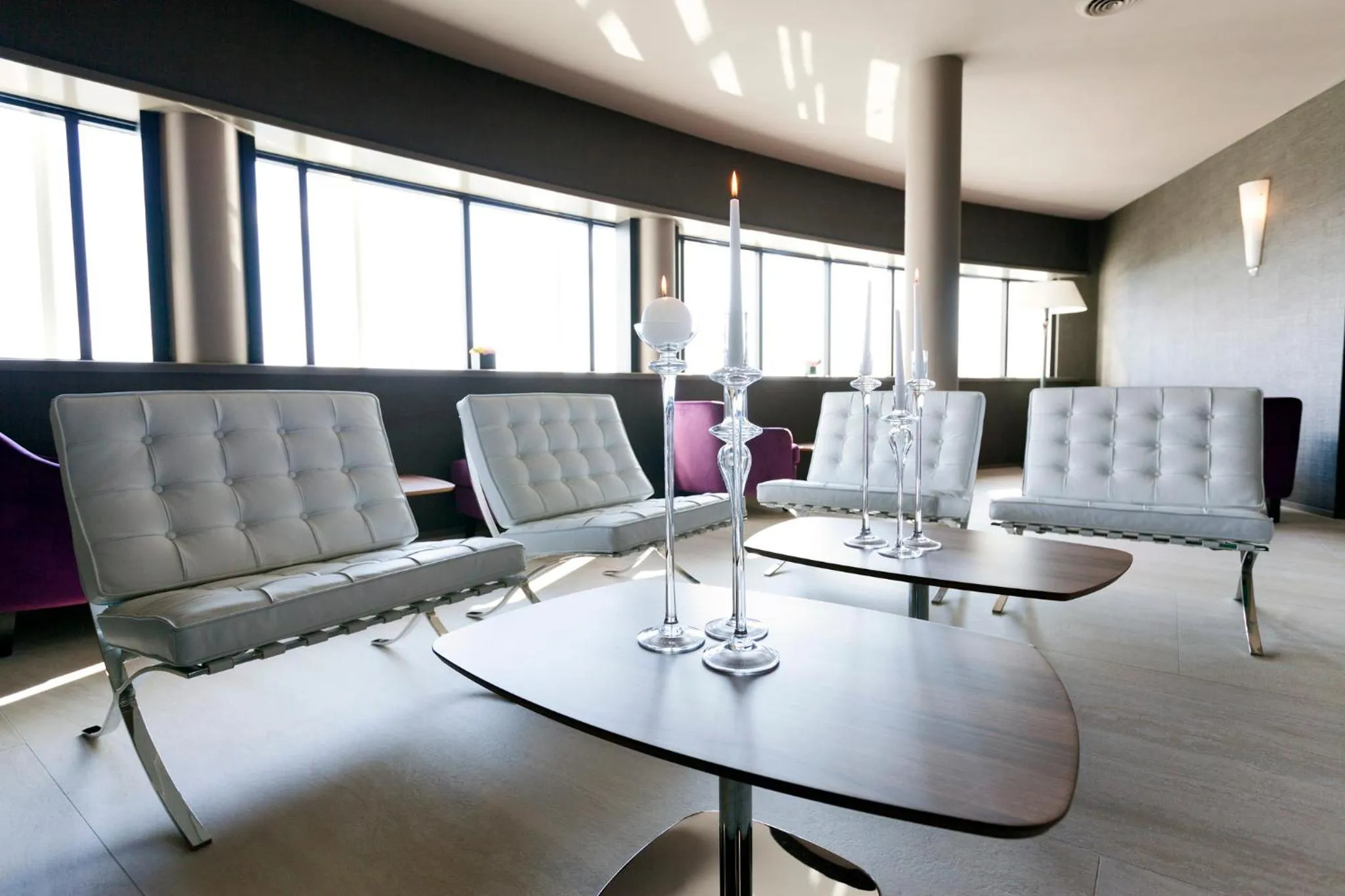 Communal lounge/ TV room in Albavilla Hotel & Co