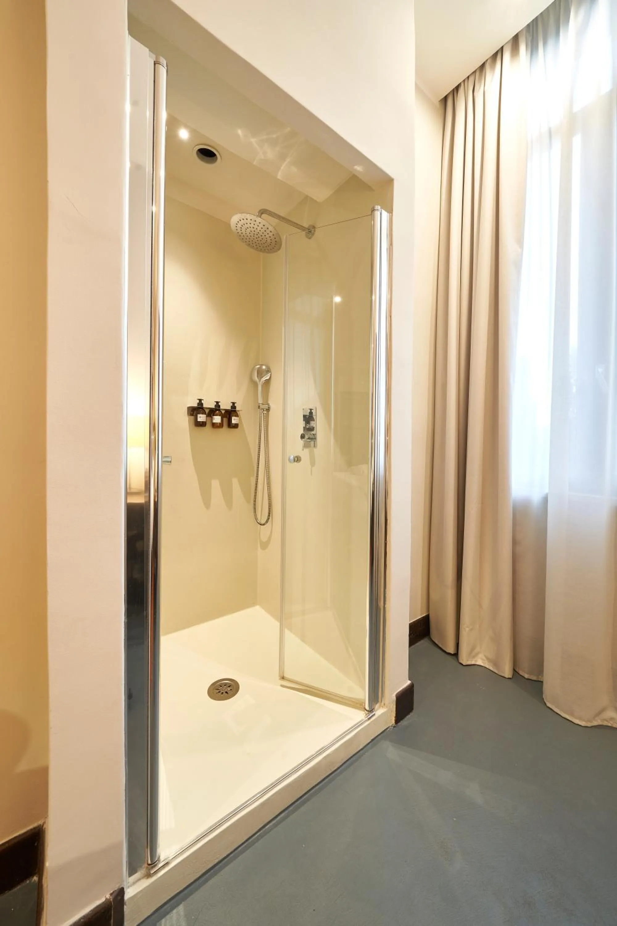 Shower in Hotel Leonardo da Vinci