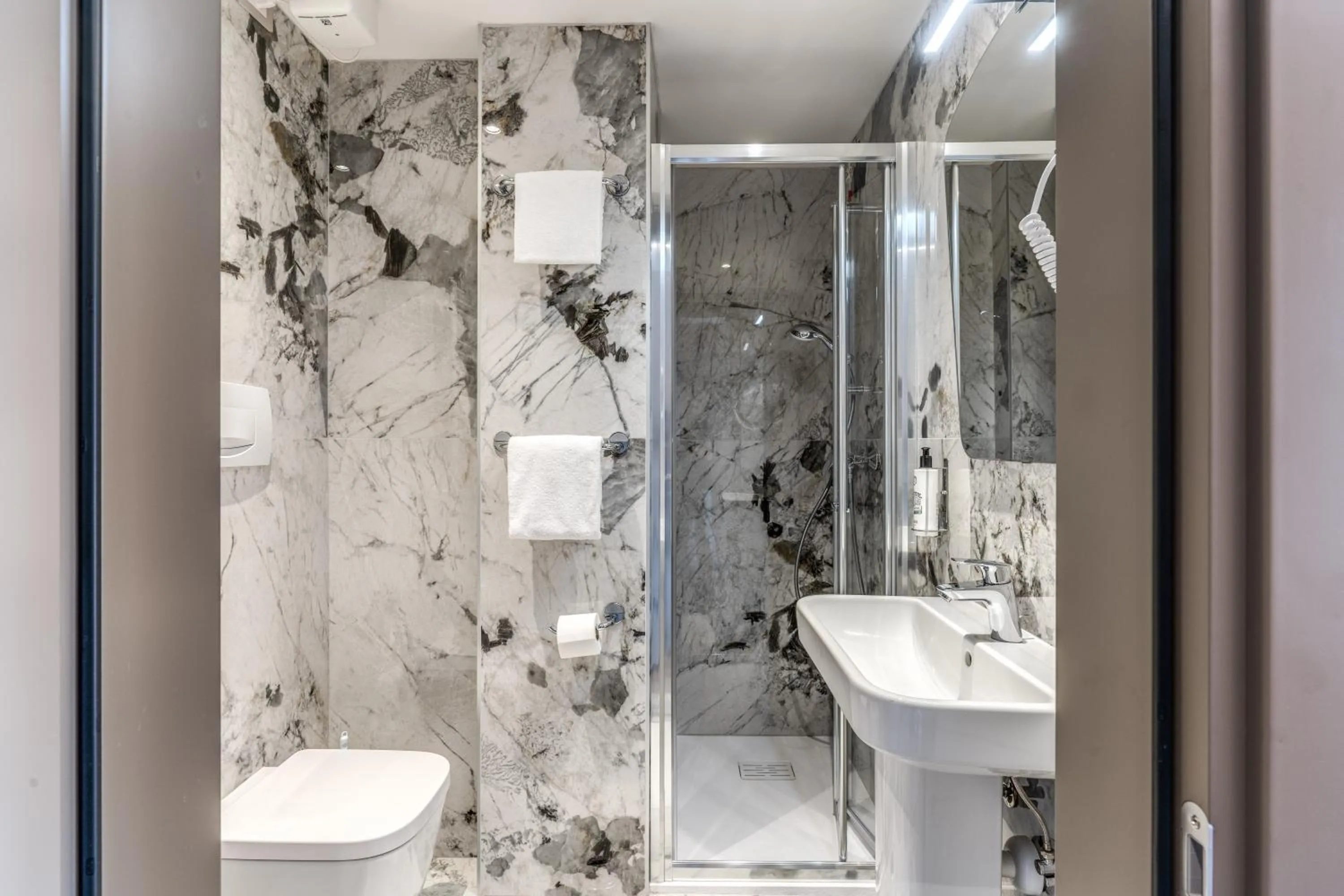 Shower in Hotel Belle Arti