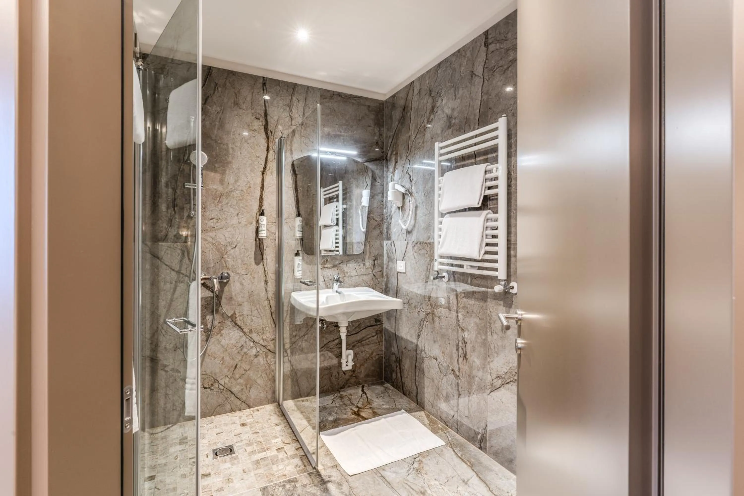 Shower in Hotel Belle Arti