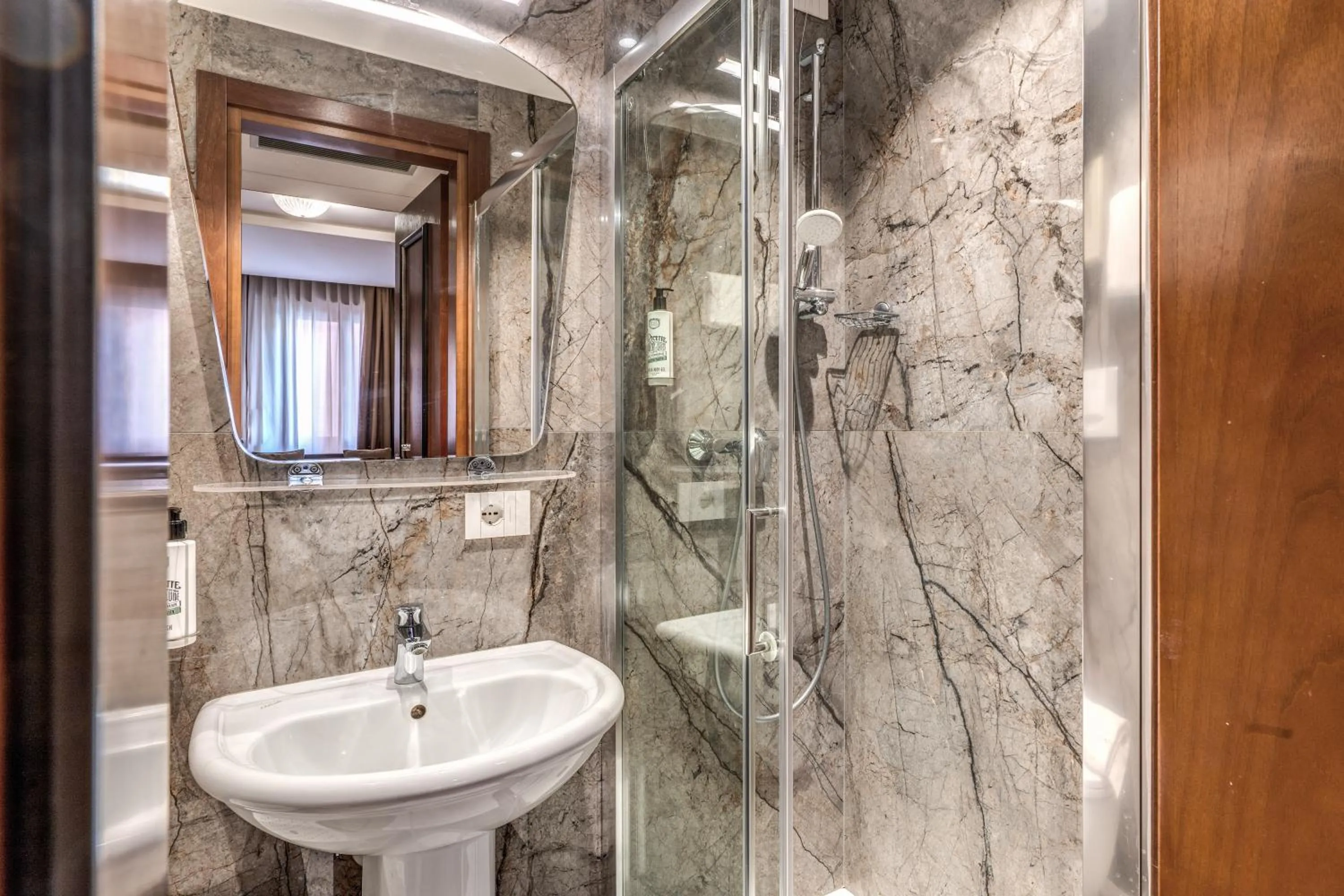 Shower in Hotel Belle Arti