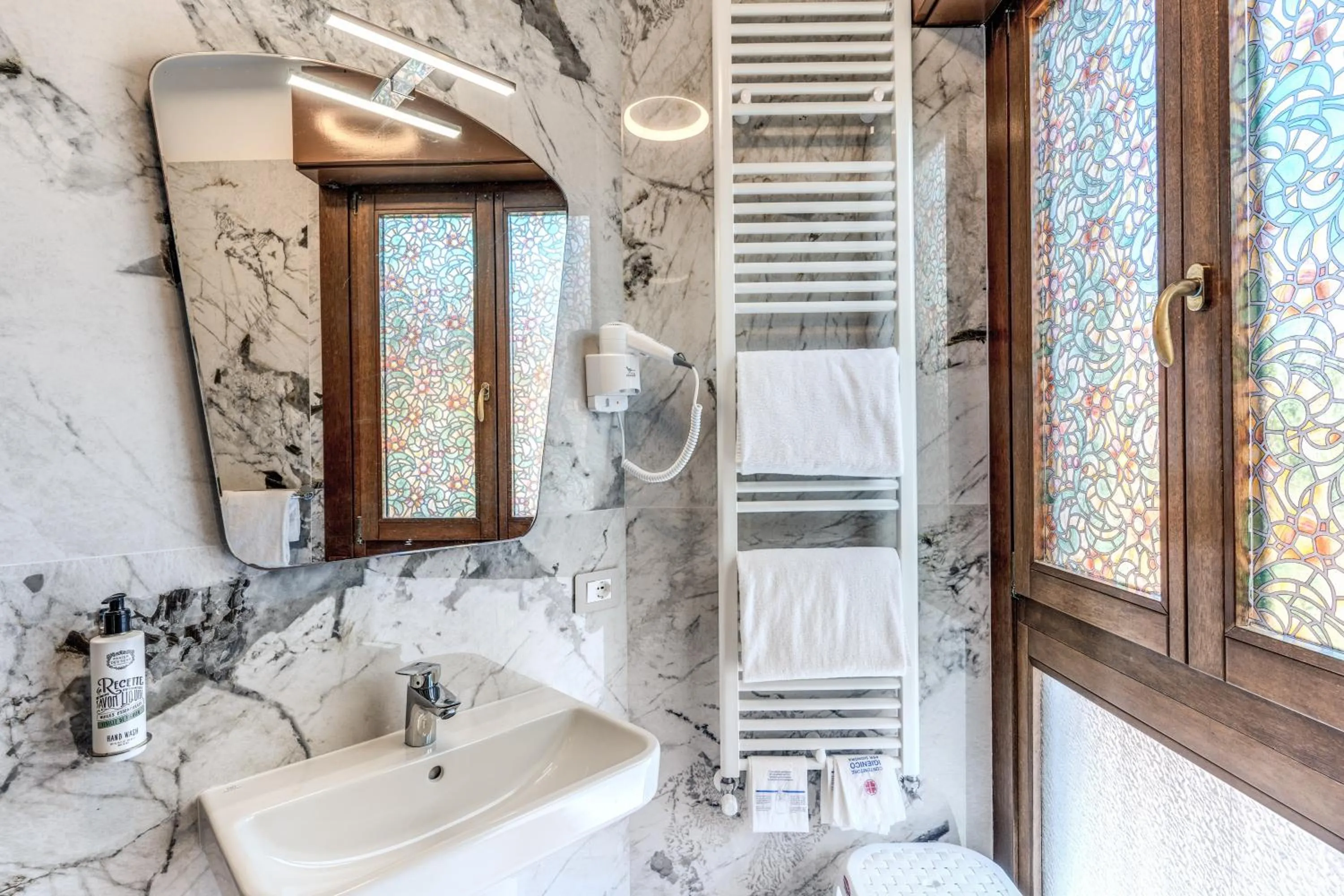 Shower in Hotel Belle Arti