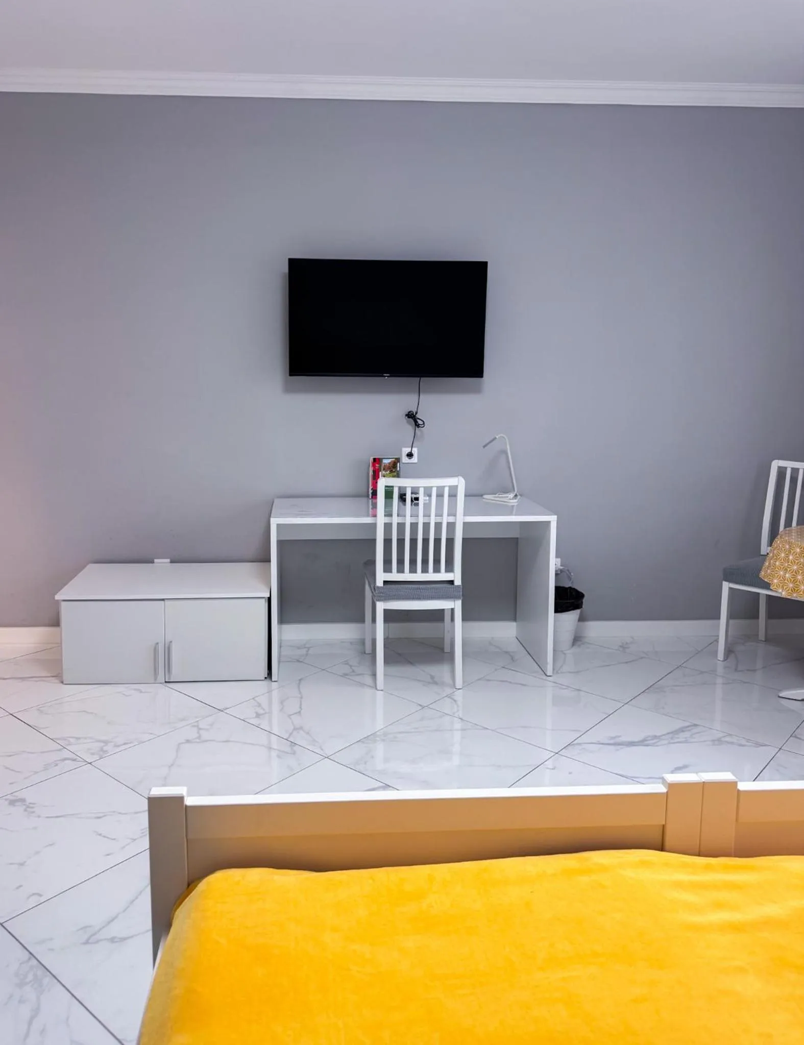 Communal lounge/ TV room in Camille Apartmanhouse