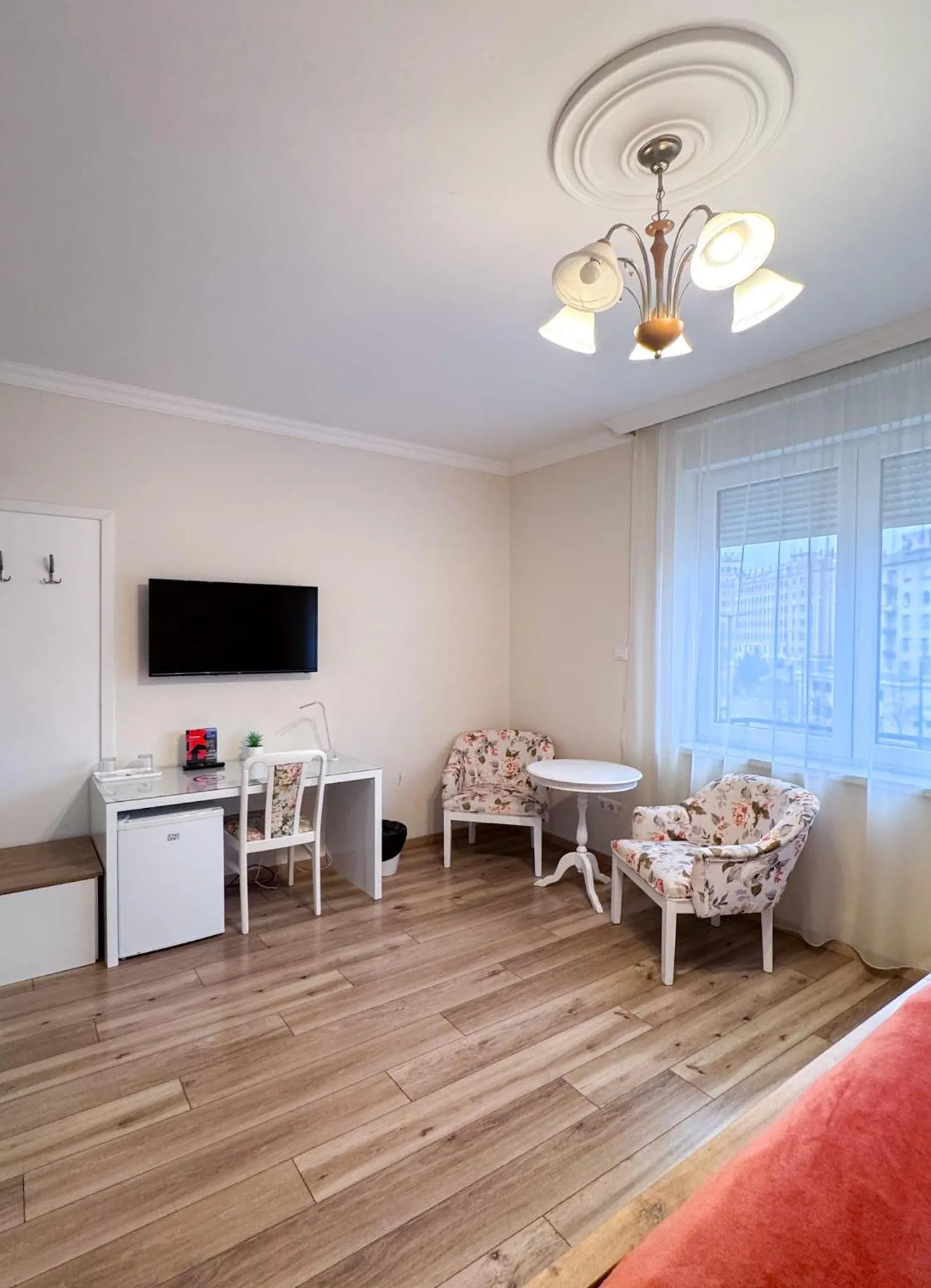 Communal lounge/ TV room in Camille Apartmanhouse