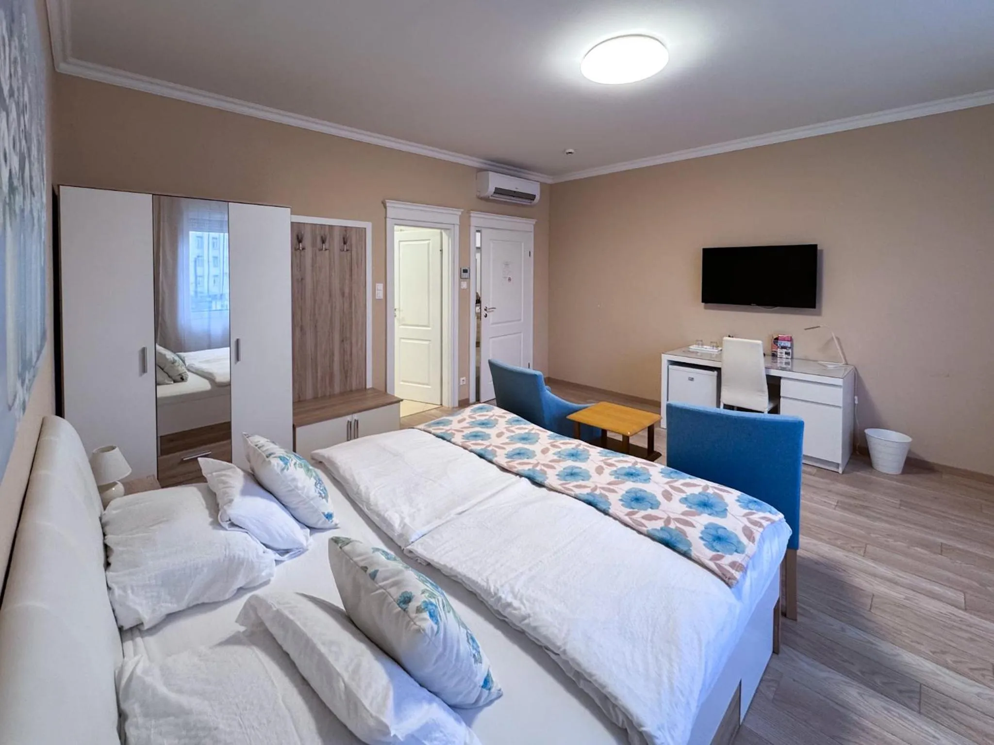 Communal lounge/ TV room in Camille Apartmanhouse