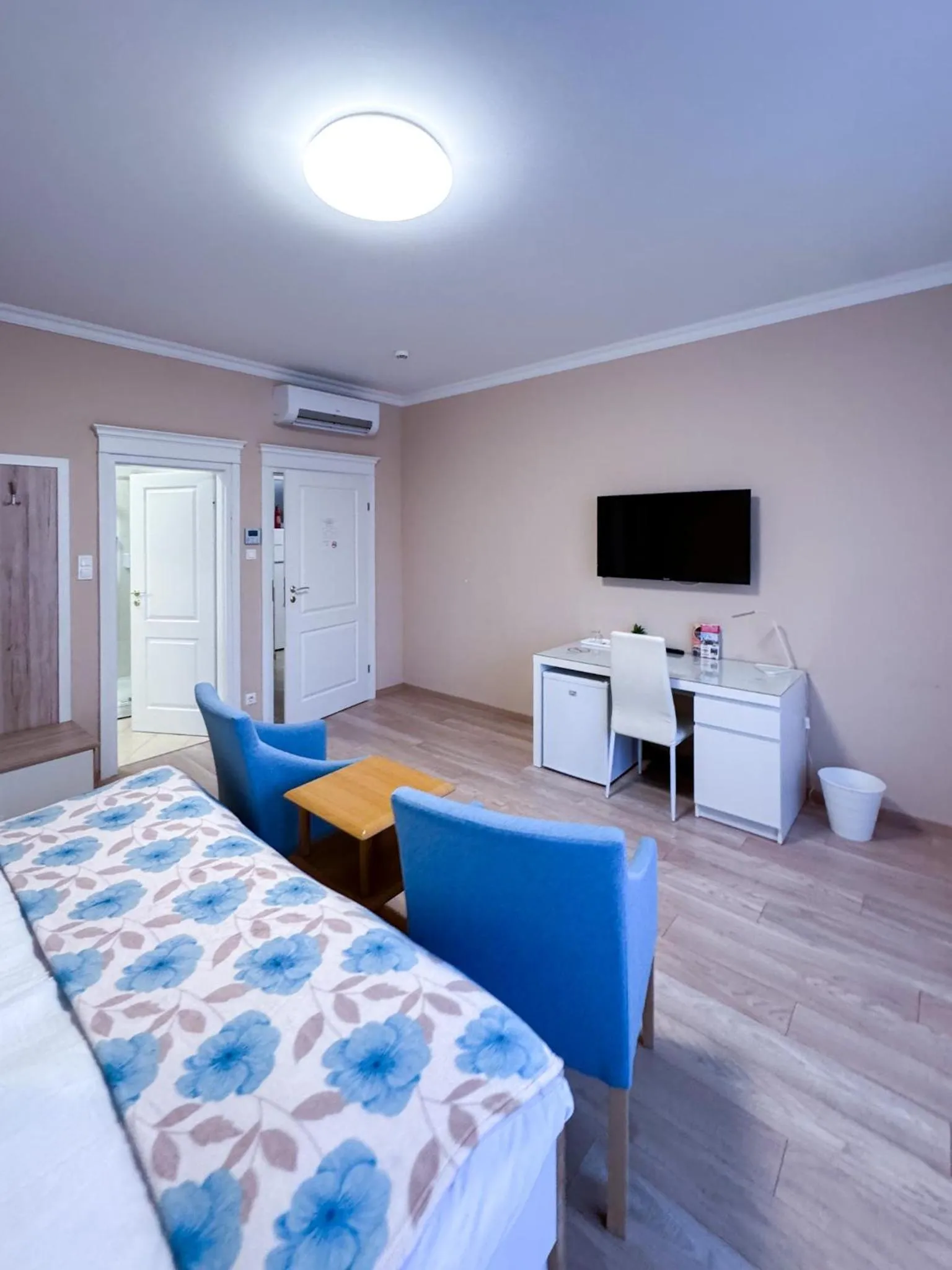 Communal lounge/ TV room in Camille Apartmanhouse