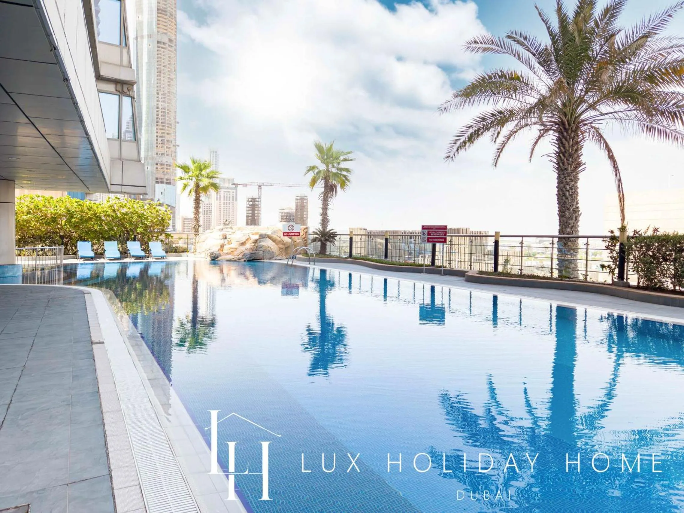 Swimming pool in LUX The Sky View Suite Dubai Marina