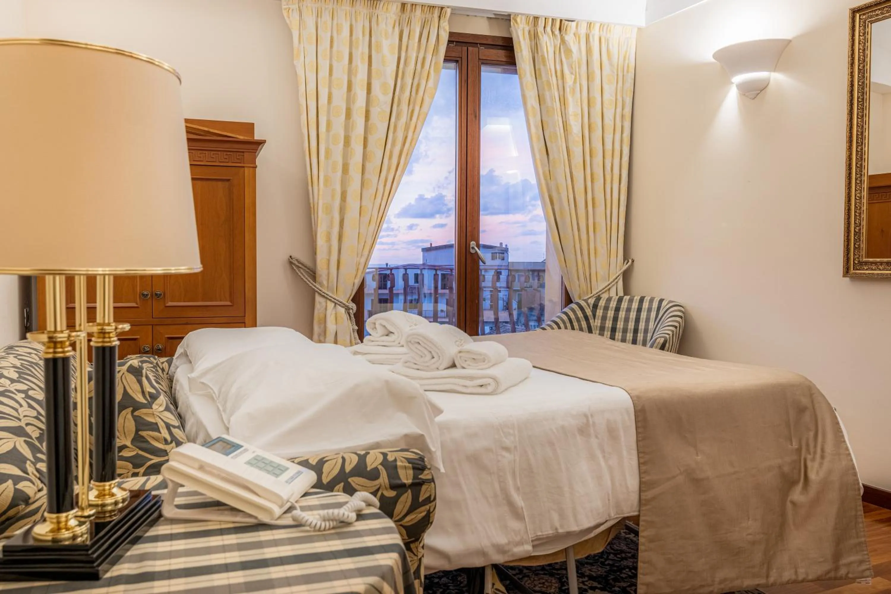 Living room, Bed in Hotel Cala Del Porto