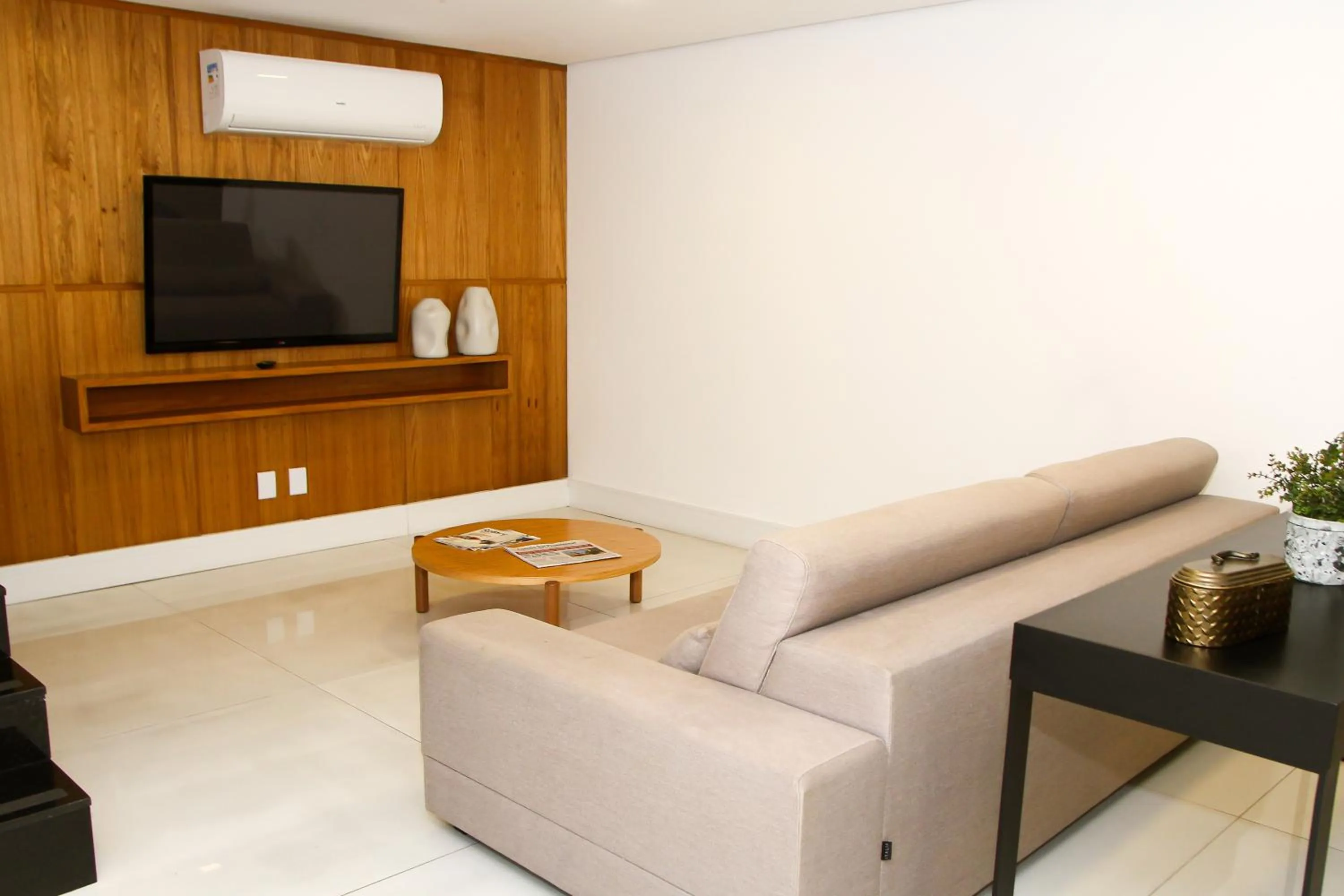 Communal lounge/ TV room in Logic Hotel Volta Redonda