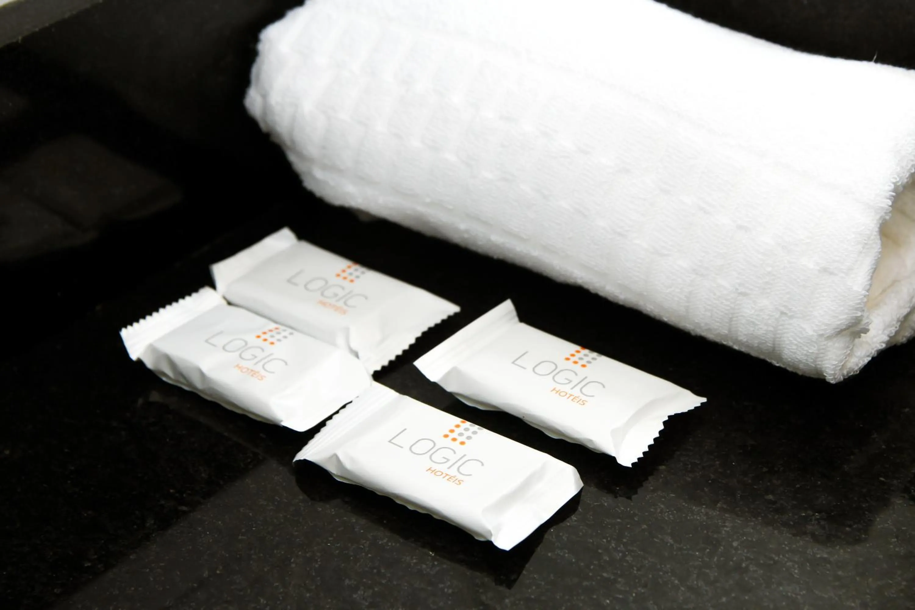 Bathroom, Bed in Logic Hotel Volta Redonda