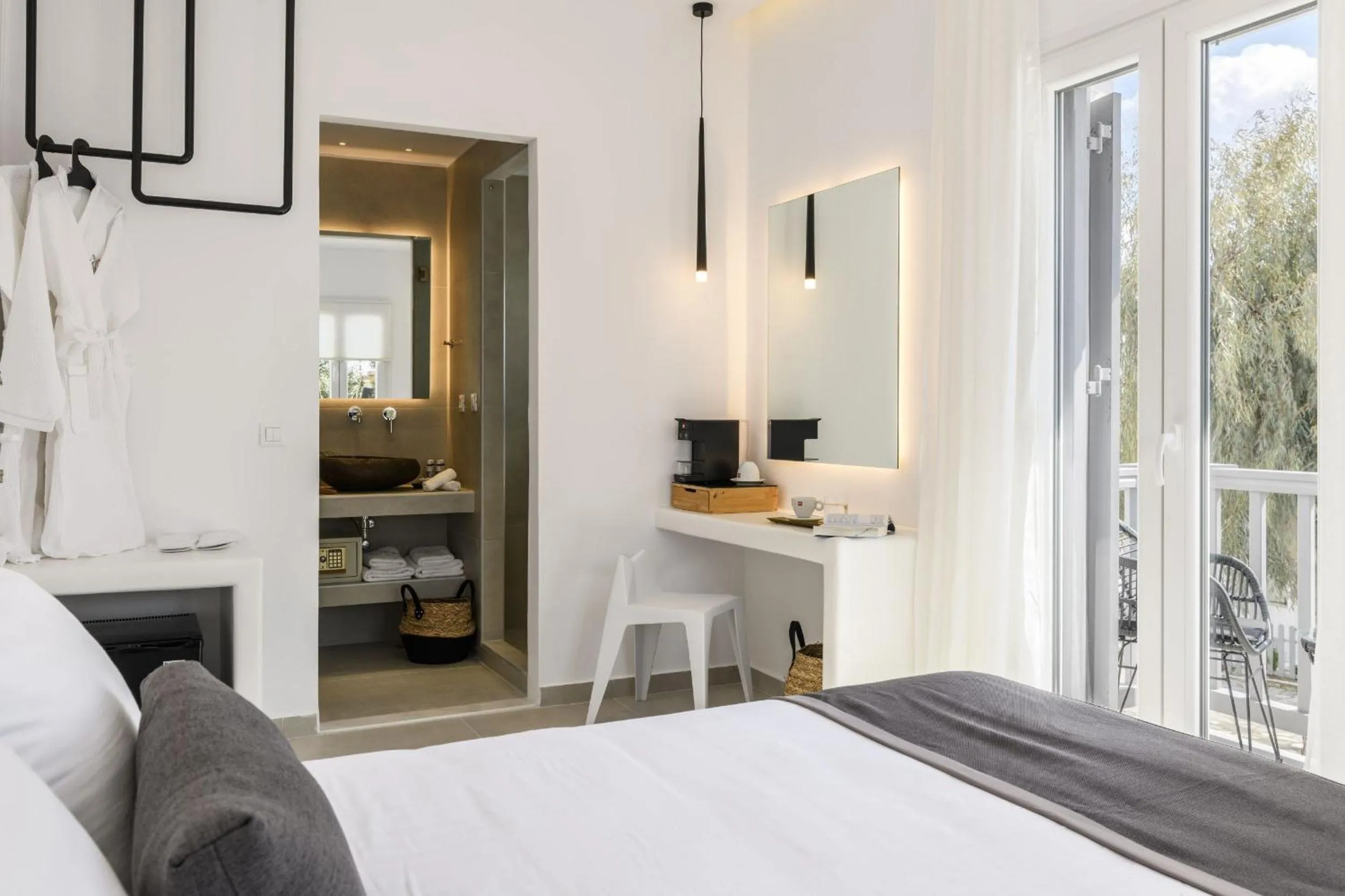 Bedroom, Bed in Sunset Windmills Suites