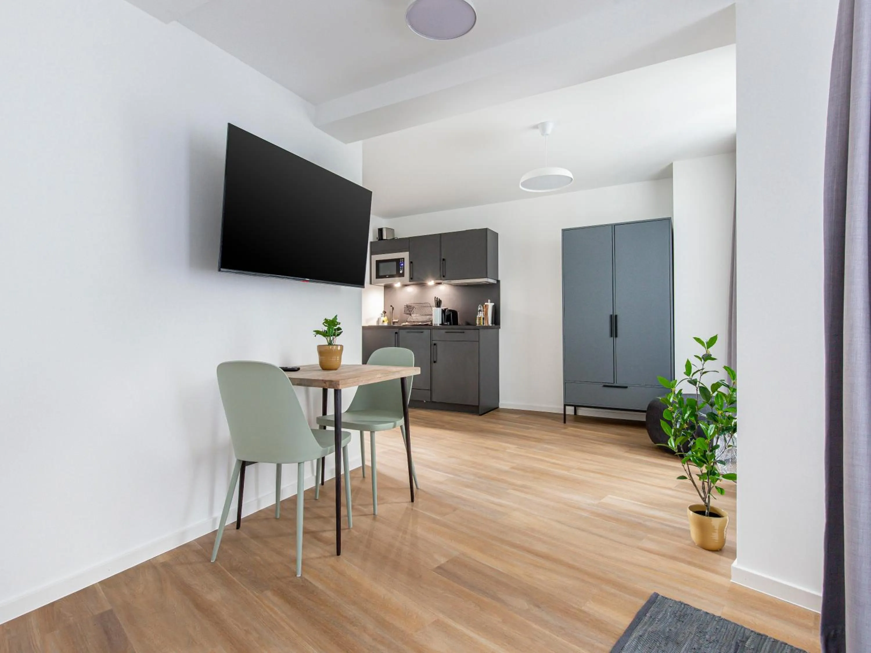 TV and multimedia in Limehome Essen Kettwiger Straße