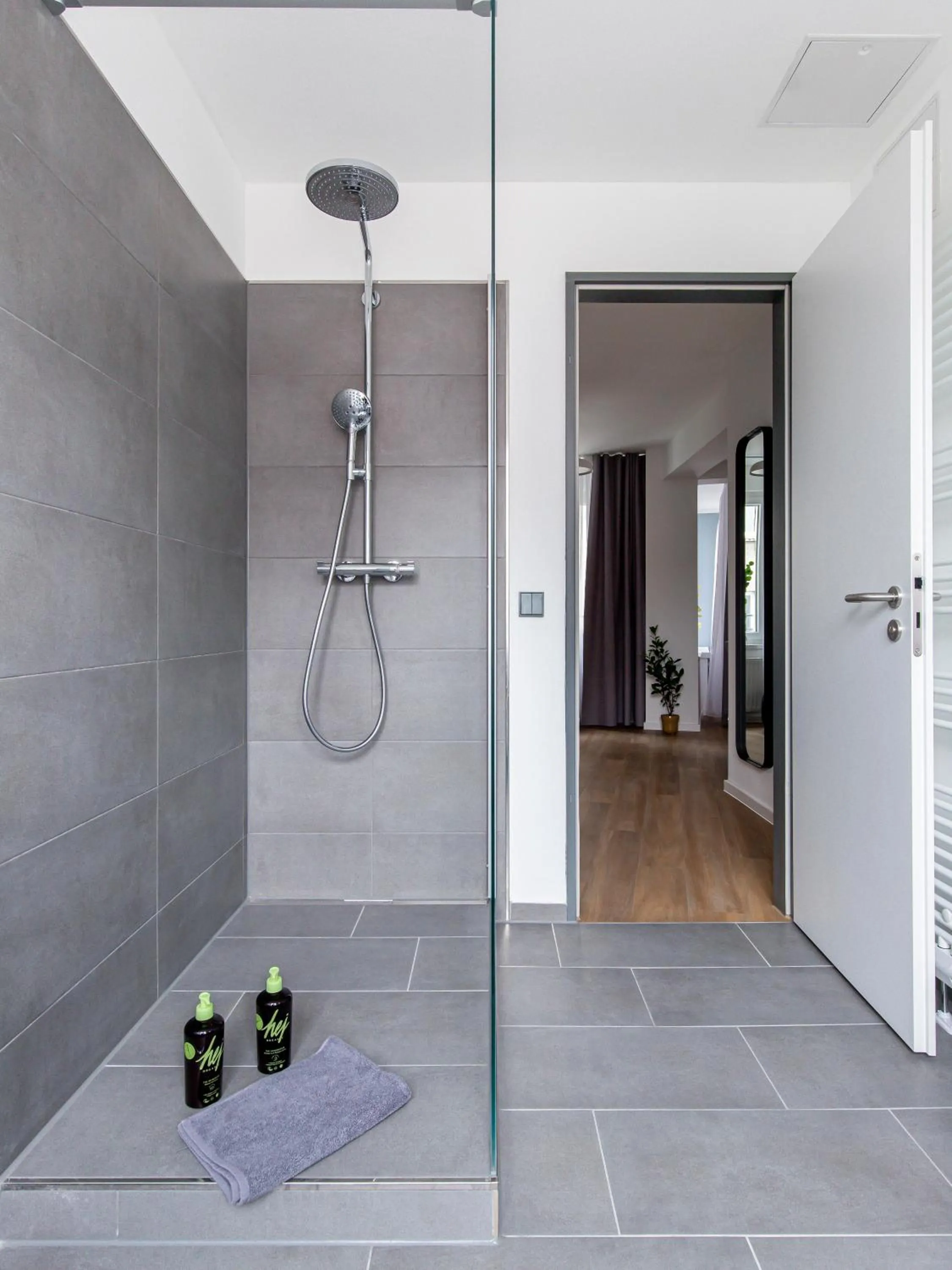 Shower in Limehome Essen Kettwiger Straße