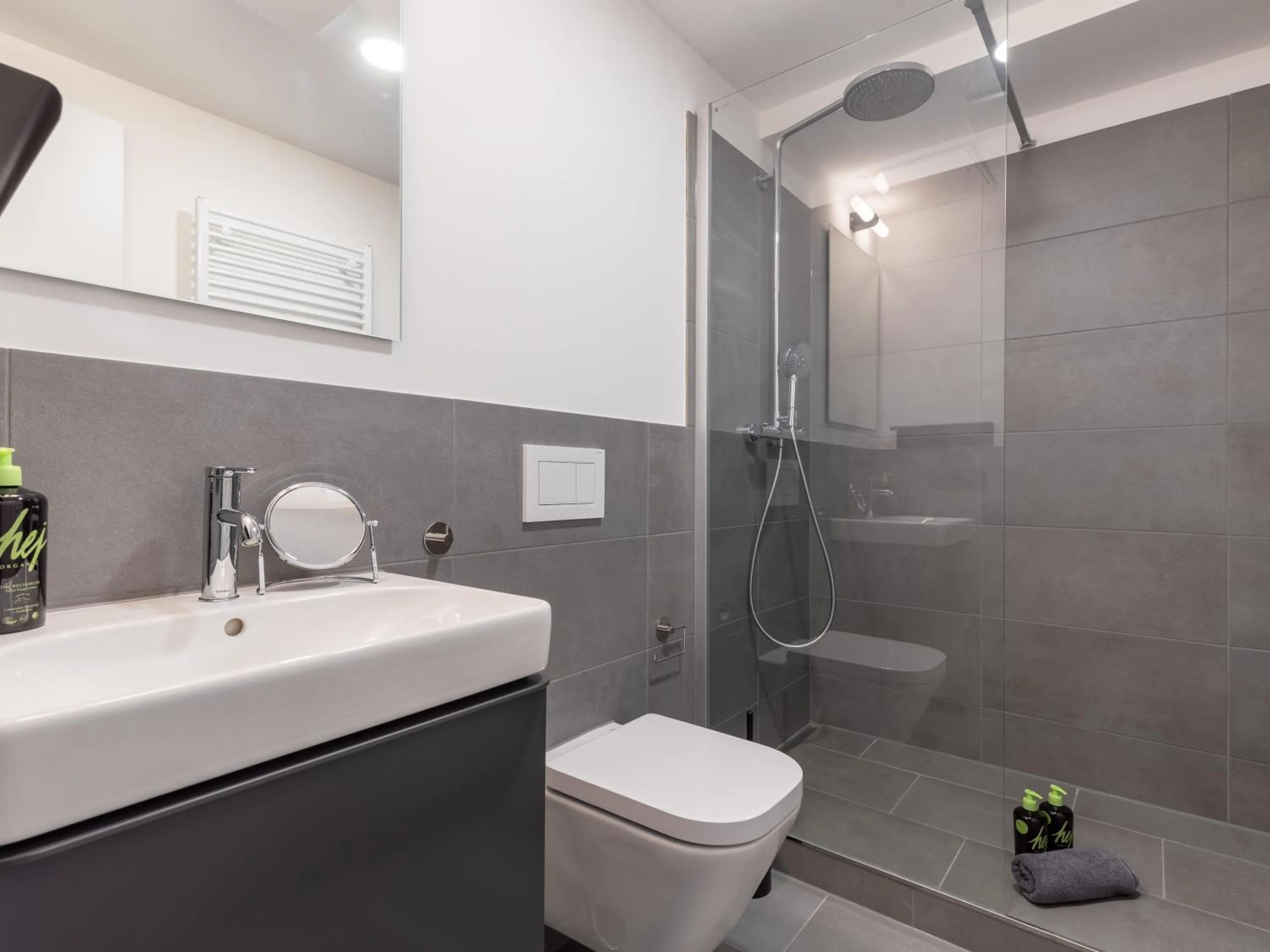 Shower in Limehome Essen Kettwiger Straße