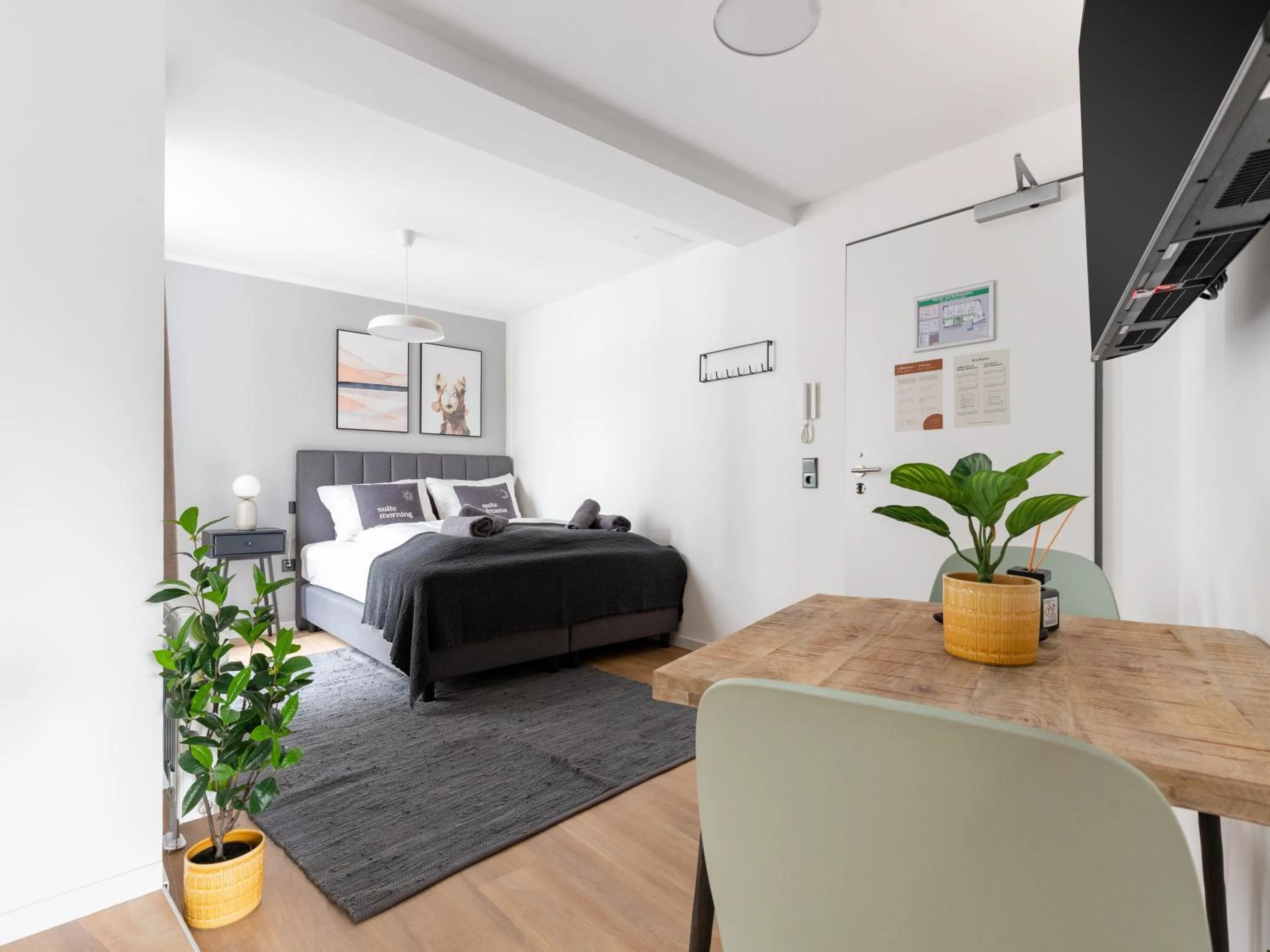 Photo of the whole room, Bed in Limehome Essen Kettwiger Straße