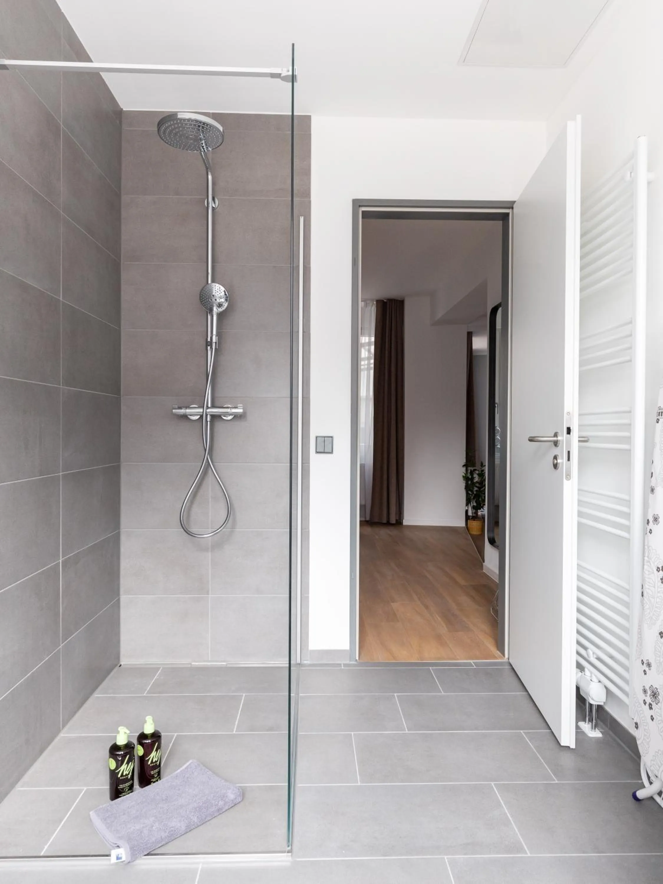 Shower in Limehome Essen Kettwiger Straße