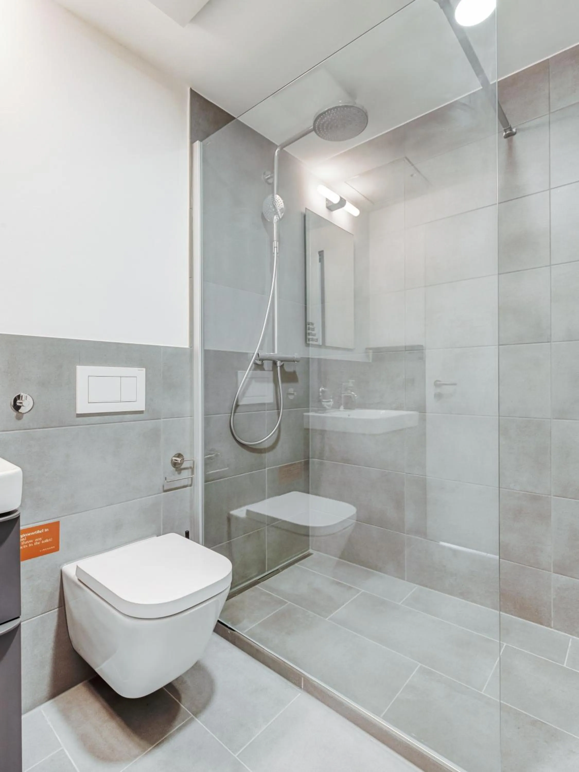 Shower in Limehome Essen Kettwiger Straße