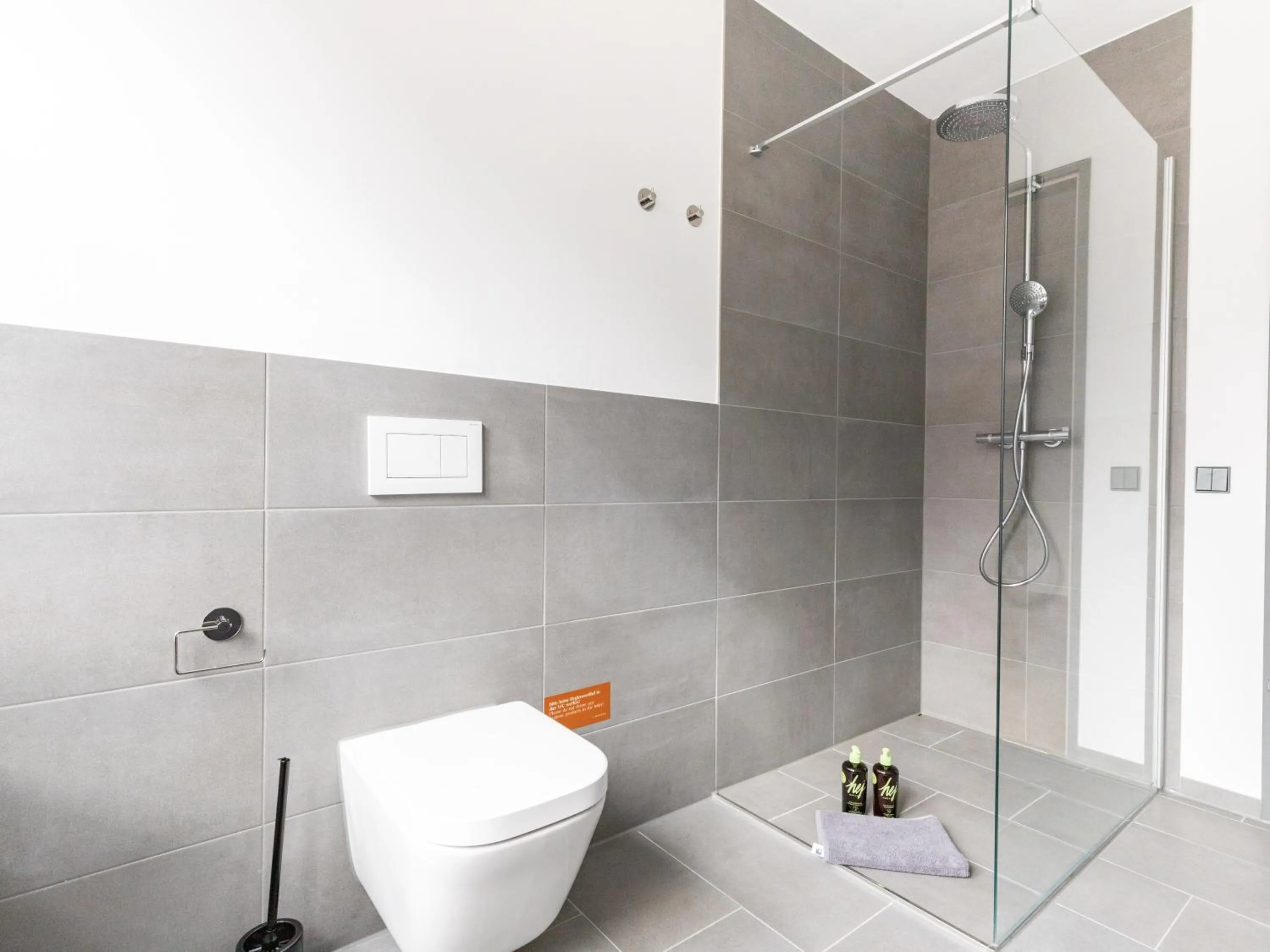 Shower in Limehome Essen Kettwiger Straße