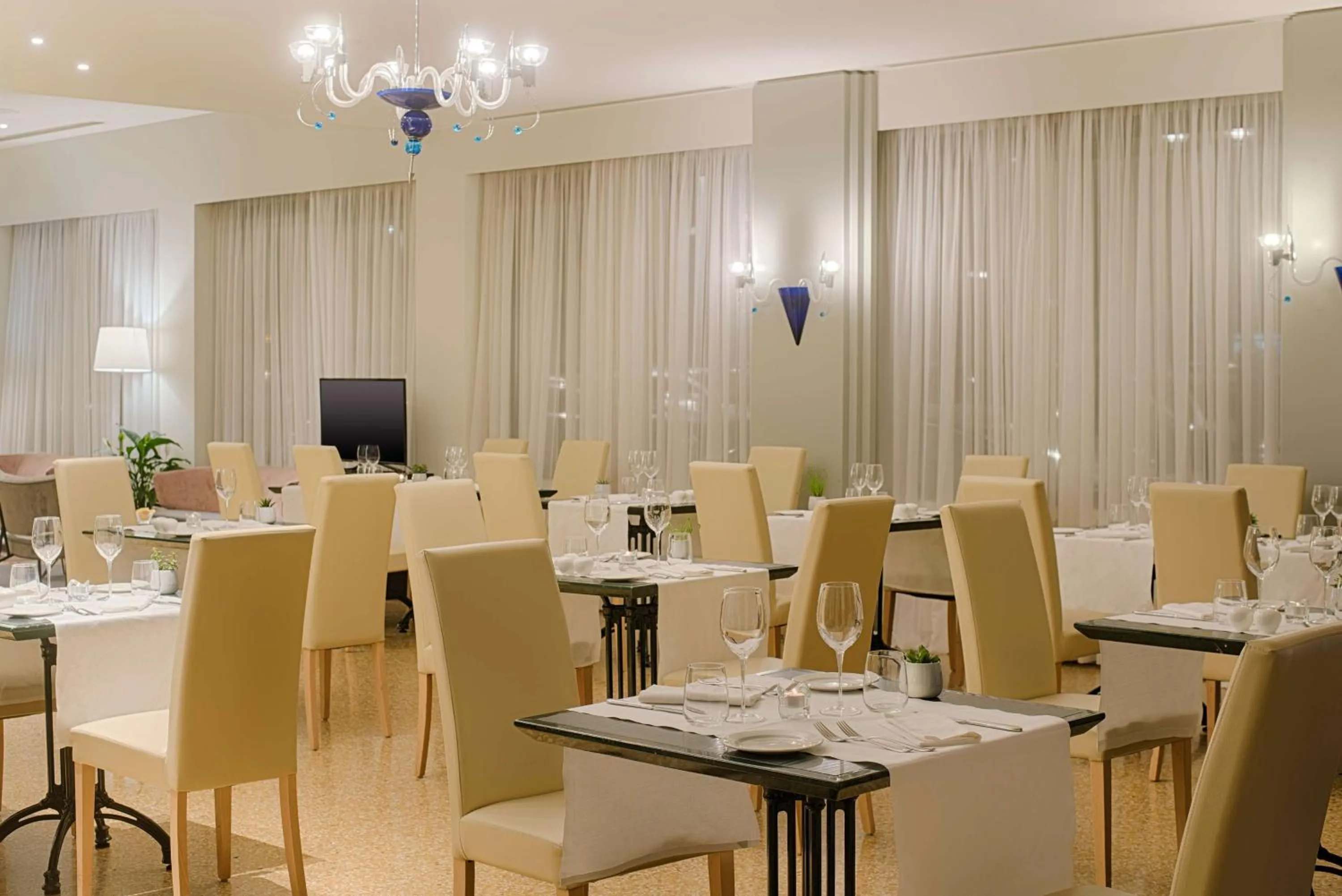 Restaurant/places to eat in NH Ravenna