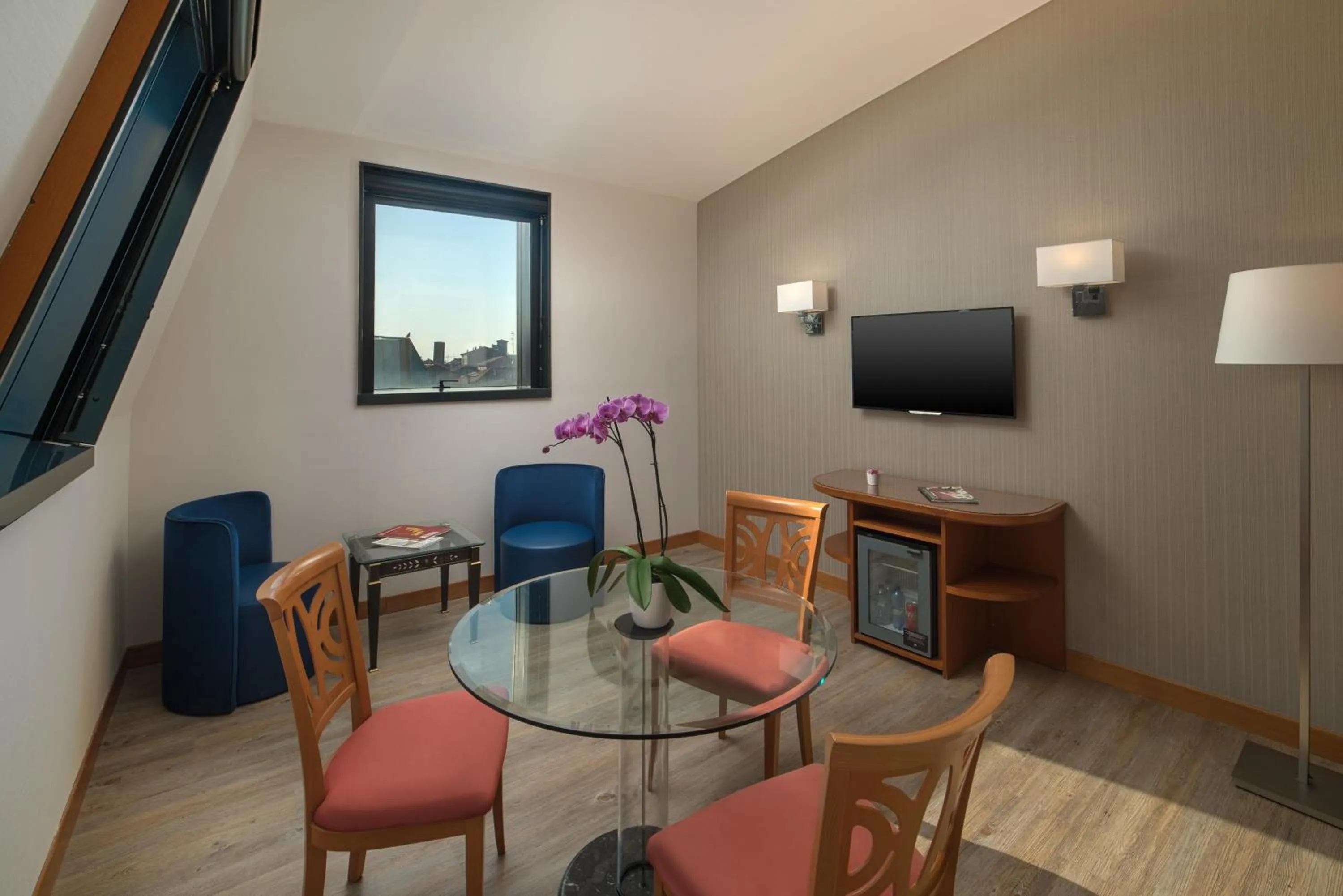 Photo of the whole room in NH Ravenna