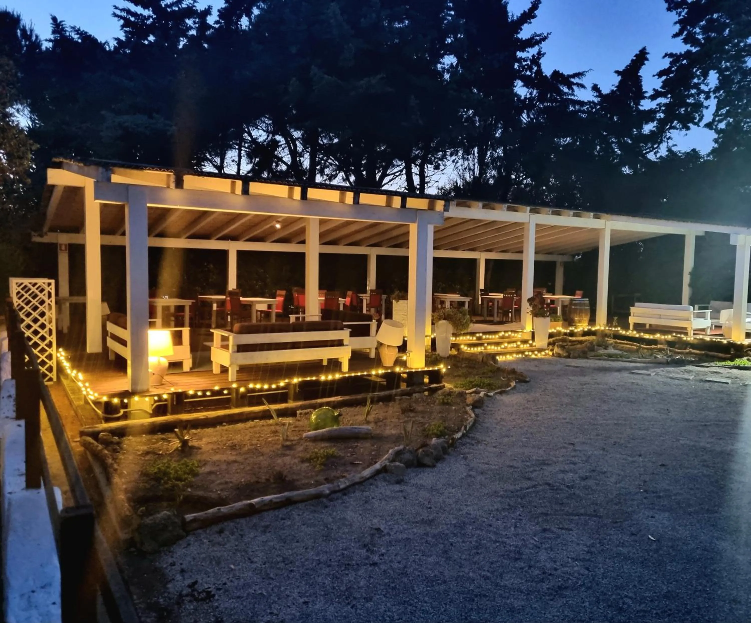 Restaurant/places to eat in Is Benas Country Lodge