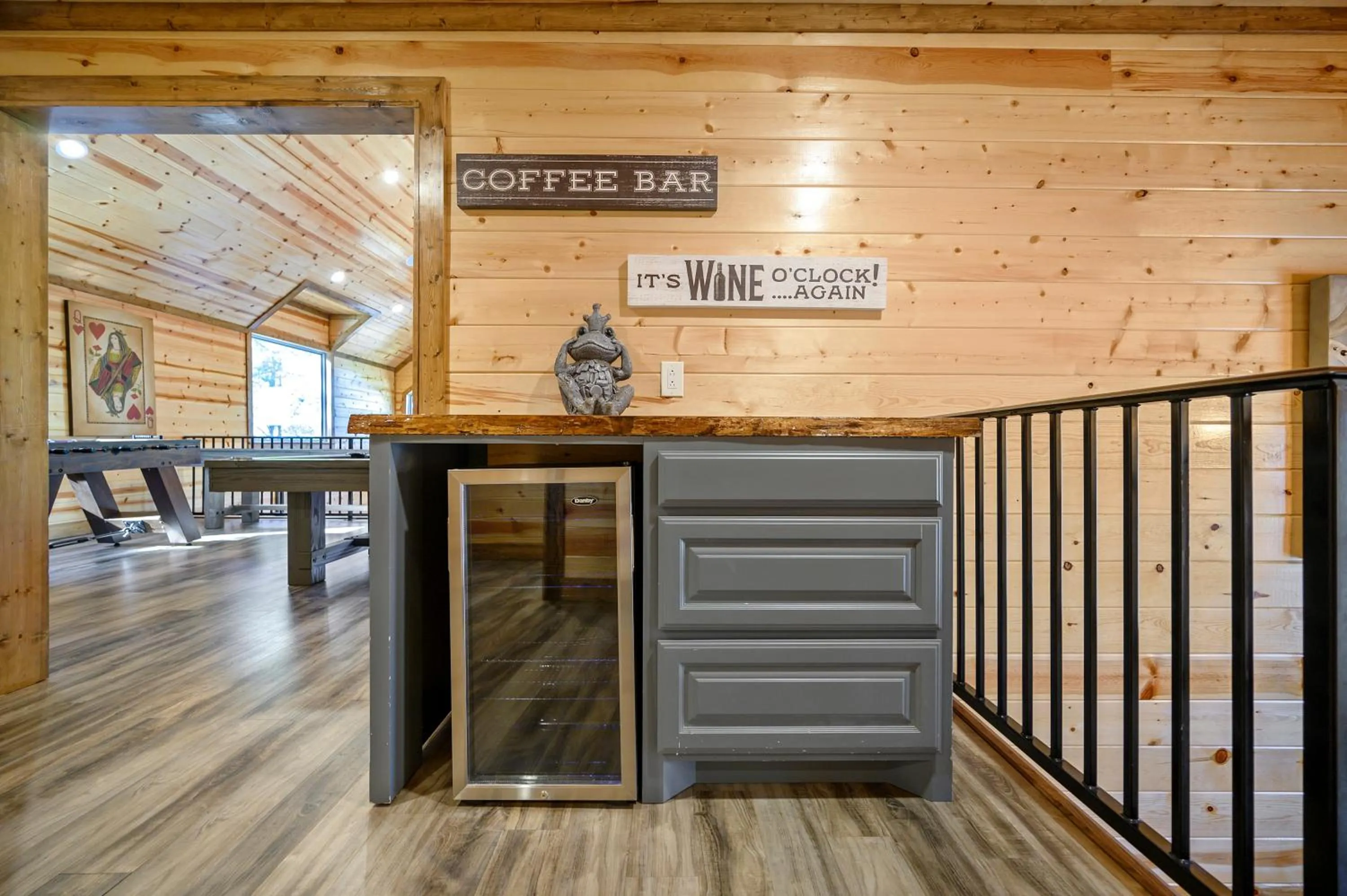 The Nomi Lodge - Sleeps 28 - Gorgeous Rustic Cabin, Centrally Located, Tons of Amenities