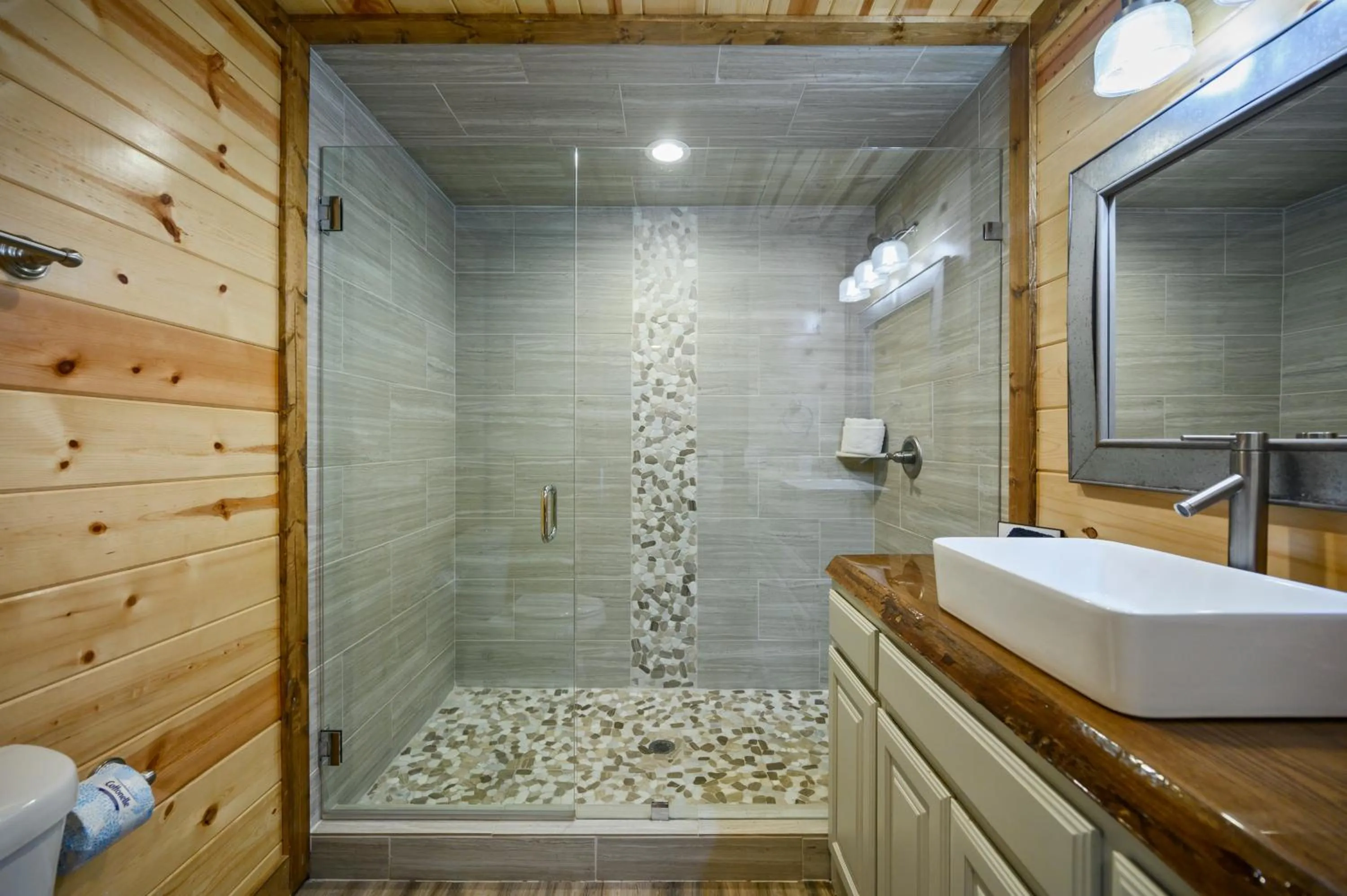 The Nomi Lodge - Sleeps 28 - Gorgeous Rustic Cabin, Centrally Located, Tons of Amenities